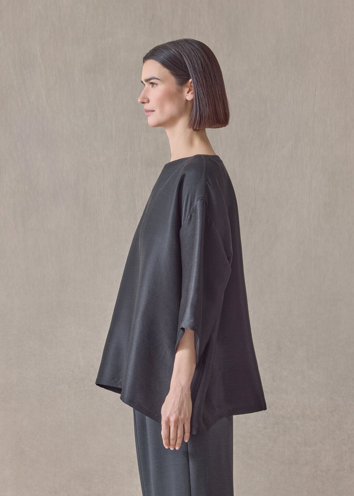 featherlight silk plissé a-line scoop neck top - mid plus (black)