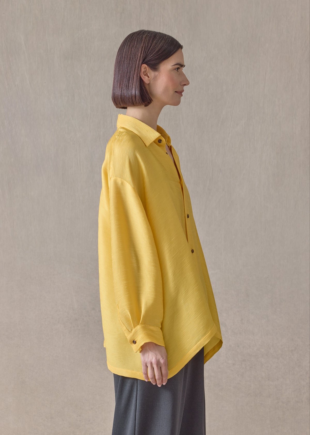 featherlight silk plissé slim a-line shirt with collar - mid plus (sunshine)