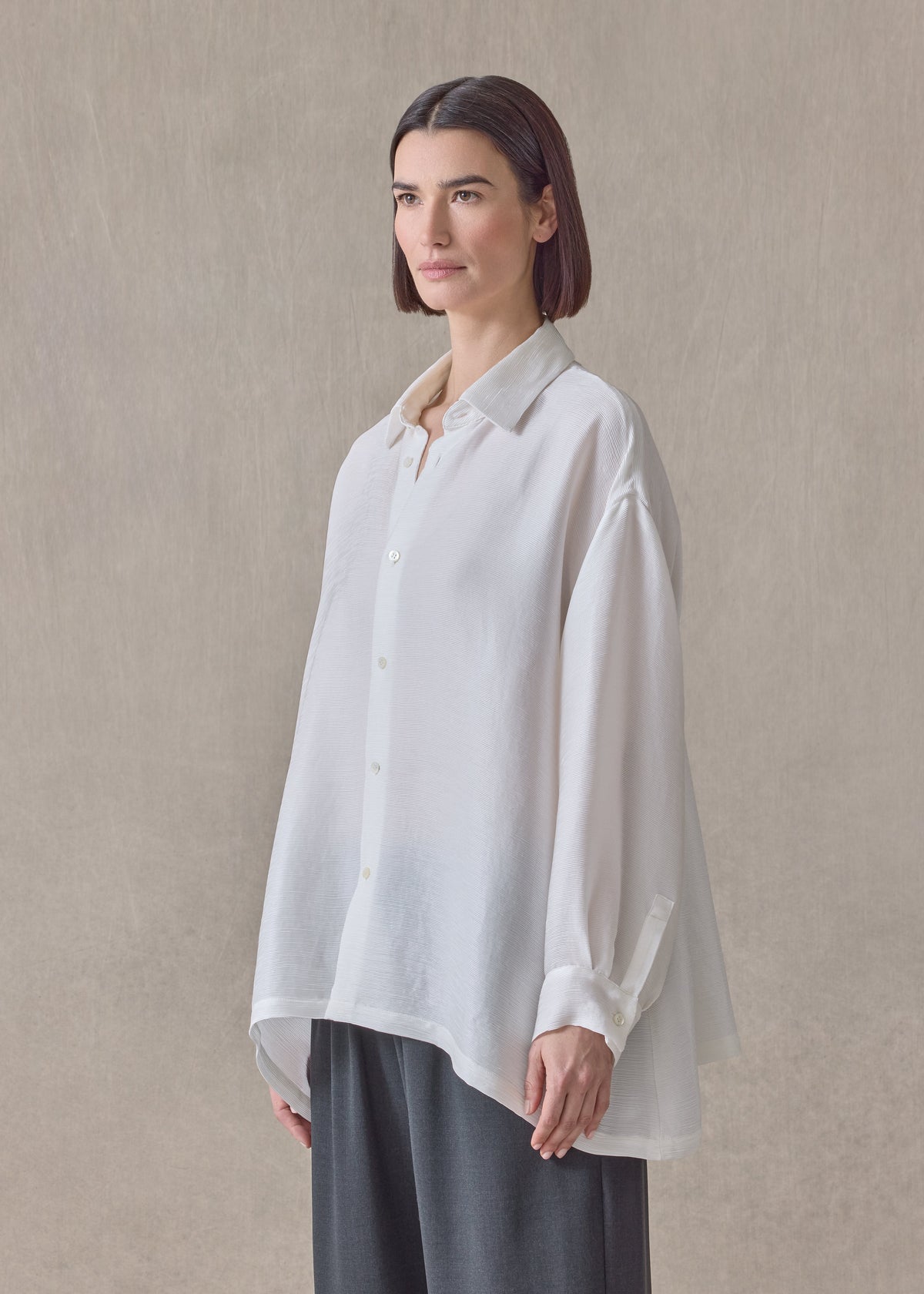 featherlight silk plissé slim a-line shirt with collar - mid plus (white)