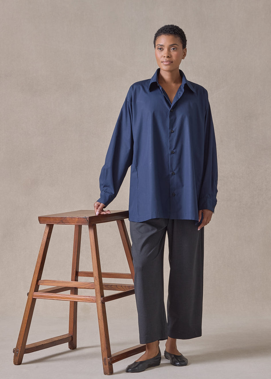 cotton poplin side panelled shirt with collar - long (navydark)