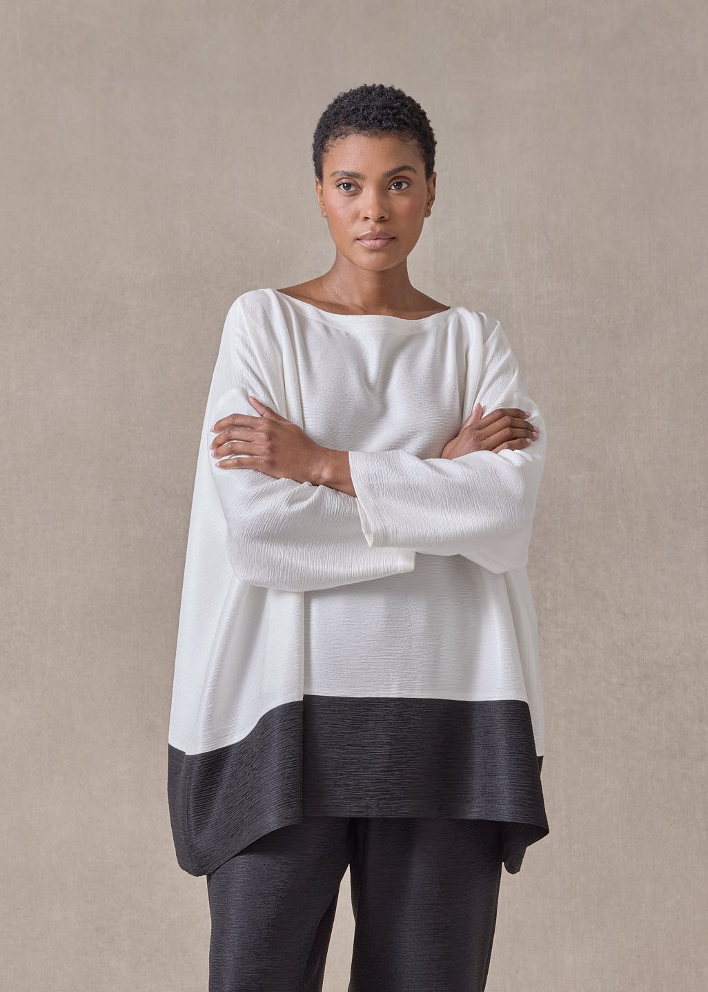 midweight silk plissé wide a-line scoop neck top - long (white/black)