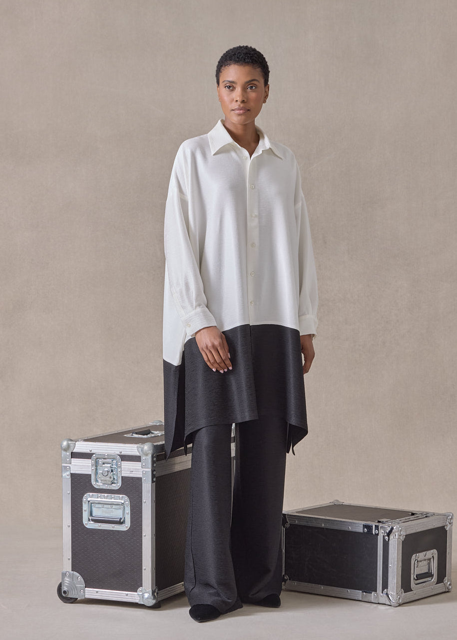 midweight silk plissé wide a-line shirt with collar - very long with slits (white/black)