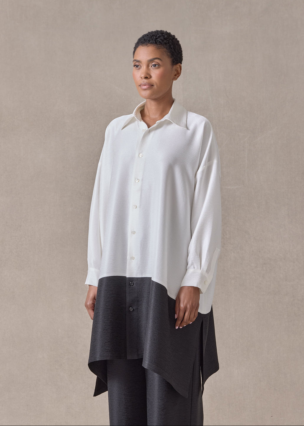 midweight silk plissé wide a-line shirt with collar - very long with slits (white/black)
