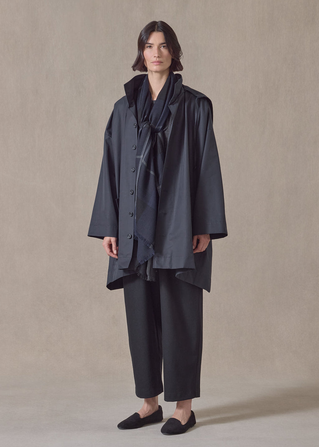 cotton mix smaller front larger back high neck raincoat with button away hood - long plus (navydark)