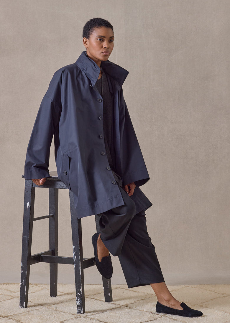 cotton mix smaller front larger back high neck raincoat with button away hood - long plus (navydark)