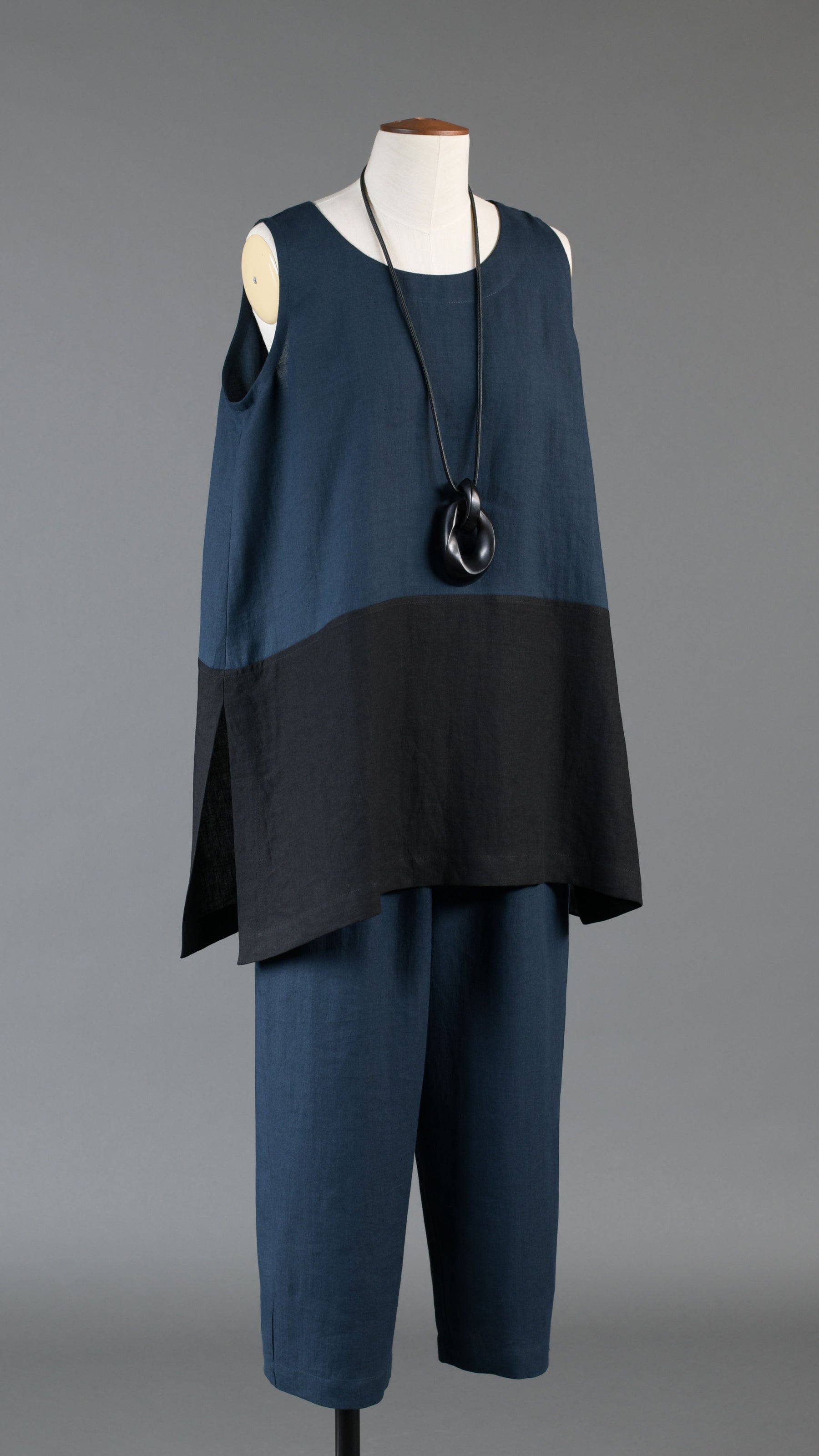 A-line round neck shell with side slit detail - long in black/navydark
