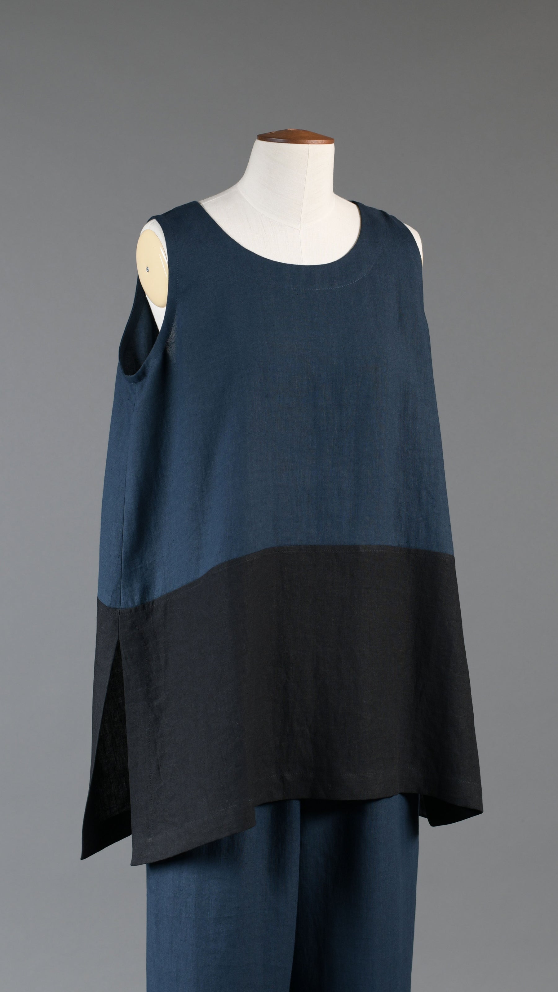A-line round neck shell with side slit detail - long in black/navydark