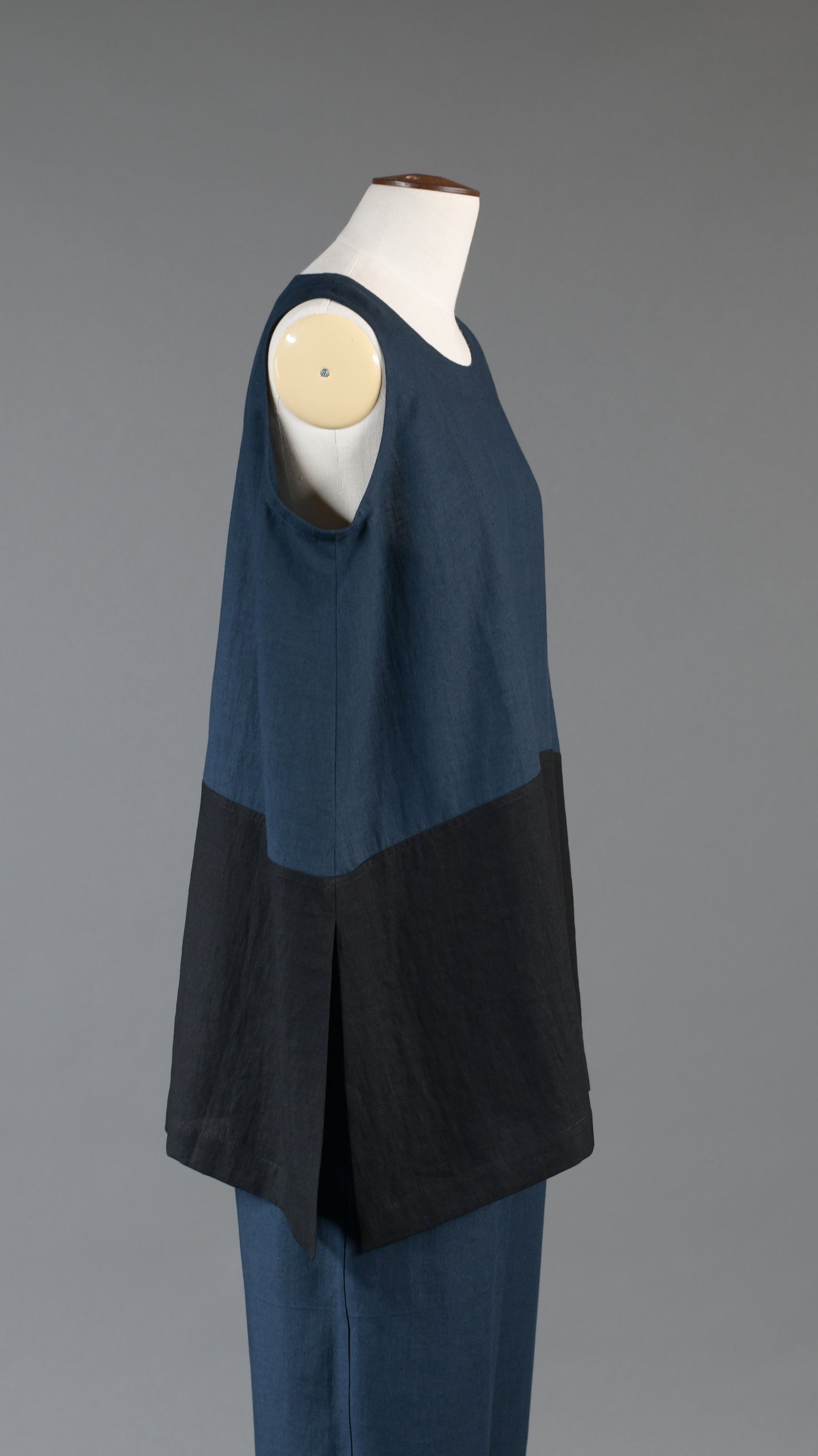 A-line round neck shell with side slit detail - long in black/navydark