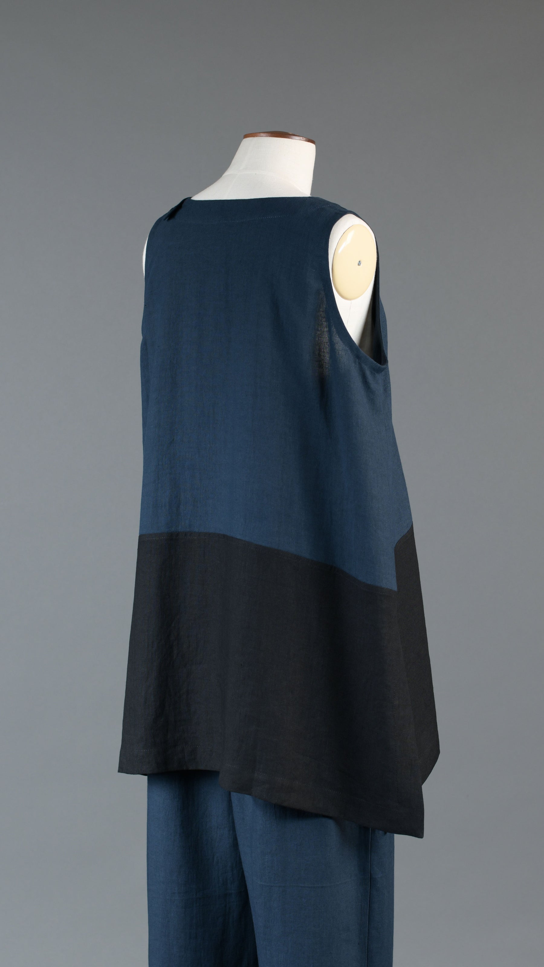 A-line round neck shell with side slit detail - long in black/navydark