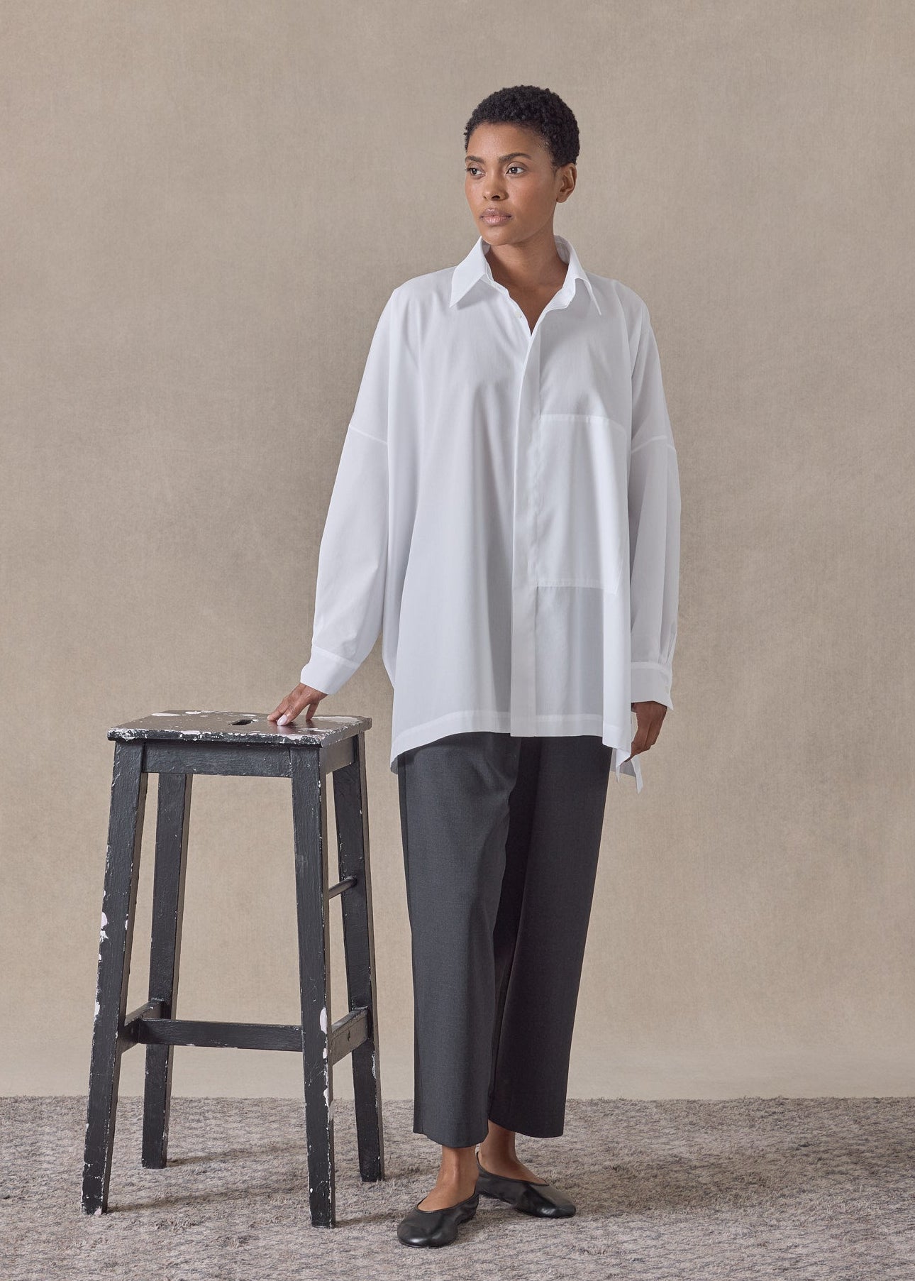 cotton poplin wide longer back shirt with collar - long (hidden pocket) (white)