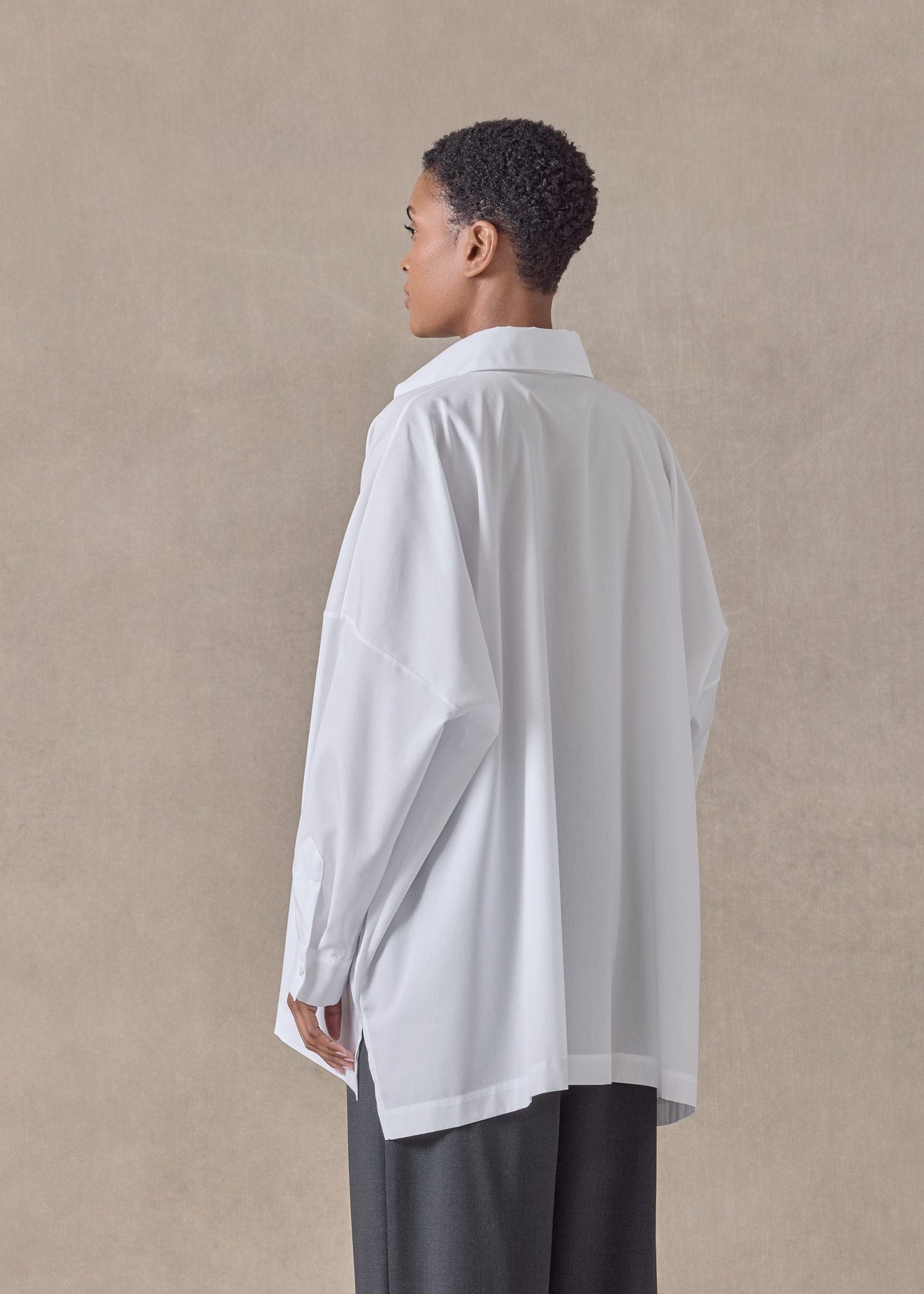cotton poplin wide longer back shirt with collar - long (hidden pocket) (white)