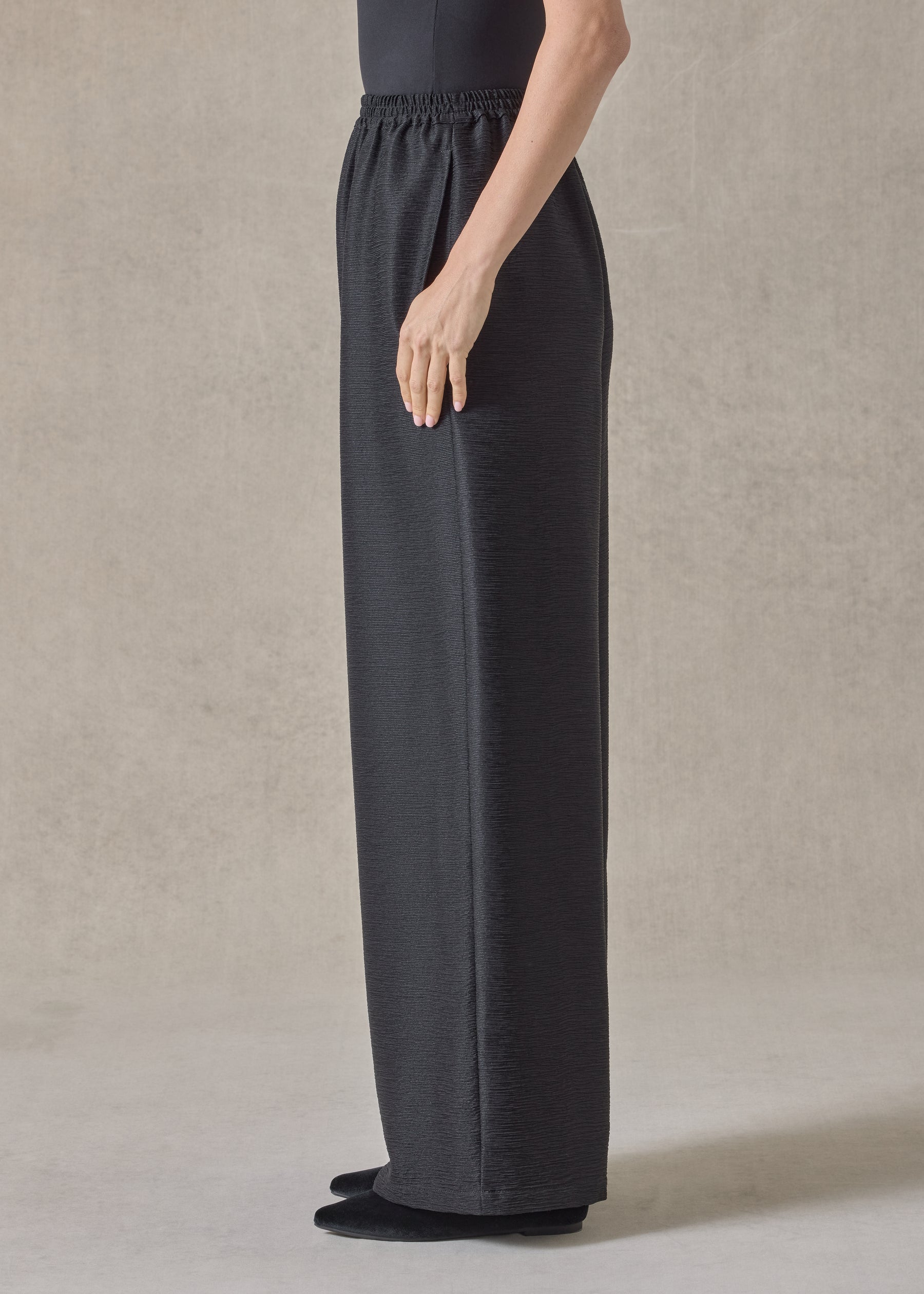 midweight silk plisse flared trouser (black)