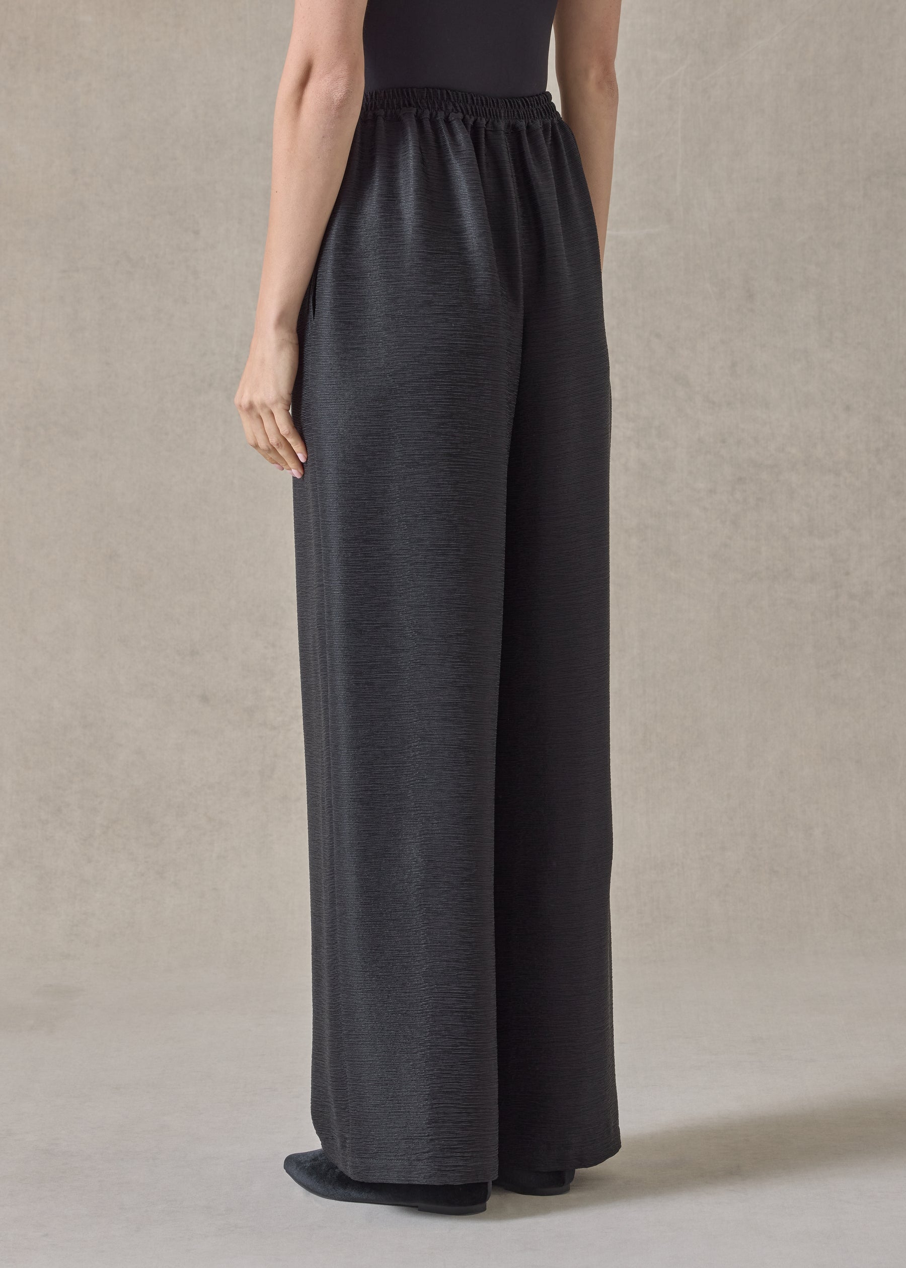 midweight silk plisse flared trouser (black)