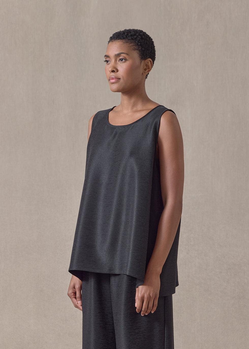 midweight silk plissé a-line shell - mid plus (black)