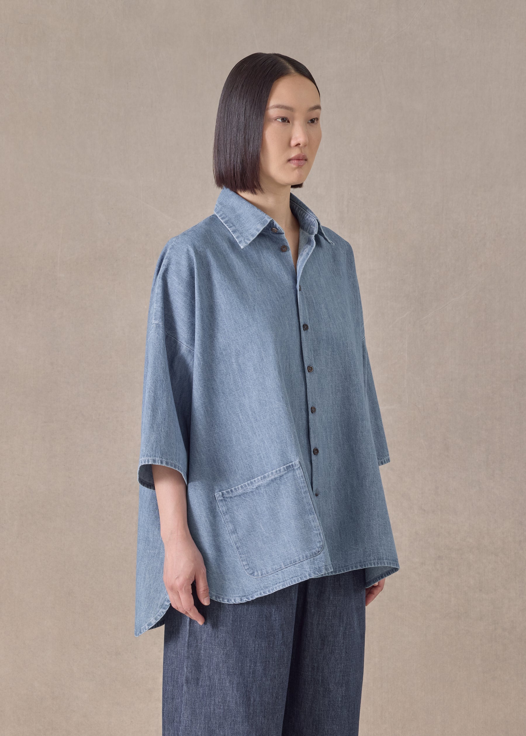 cotton sloped shoulder wide a-line short sleeve shirt with collar - mid plus (denimlight)