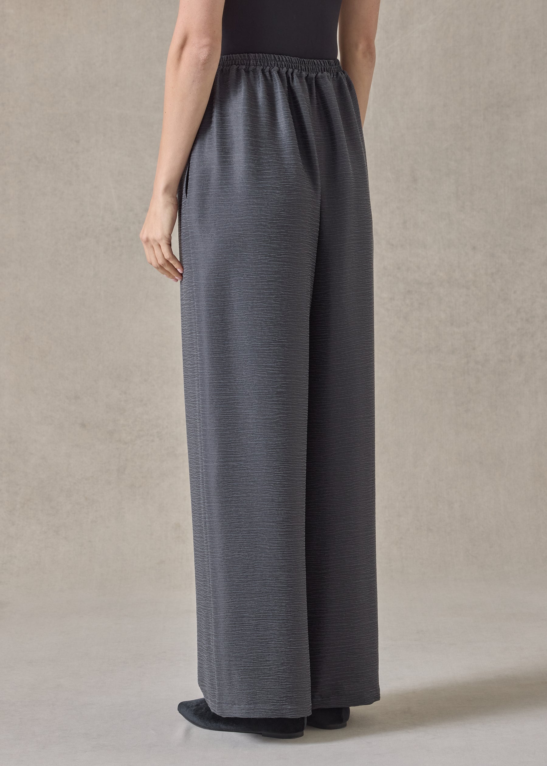 midweight silk plisse flared trouser (slate)