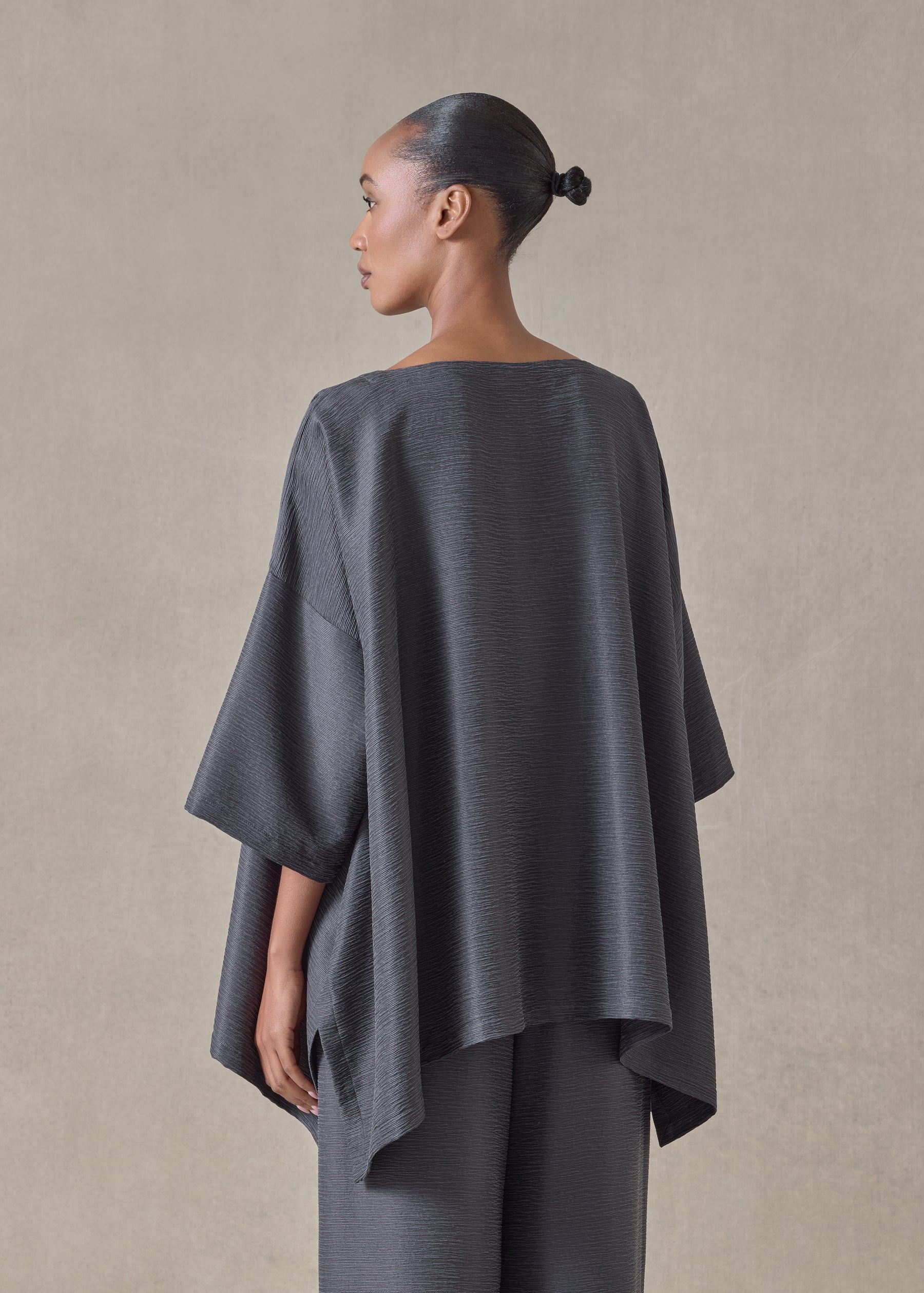 midweight silk plissé dps scoop neck top - mid plus (slate)