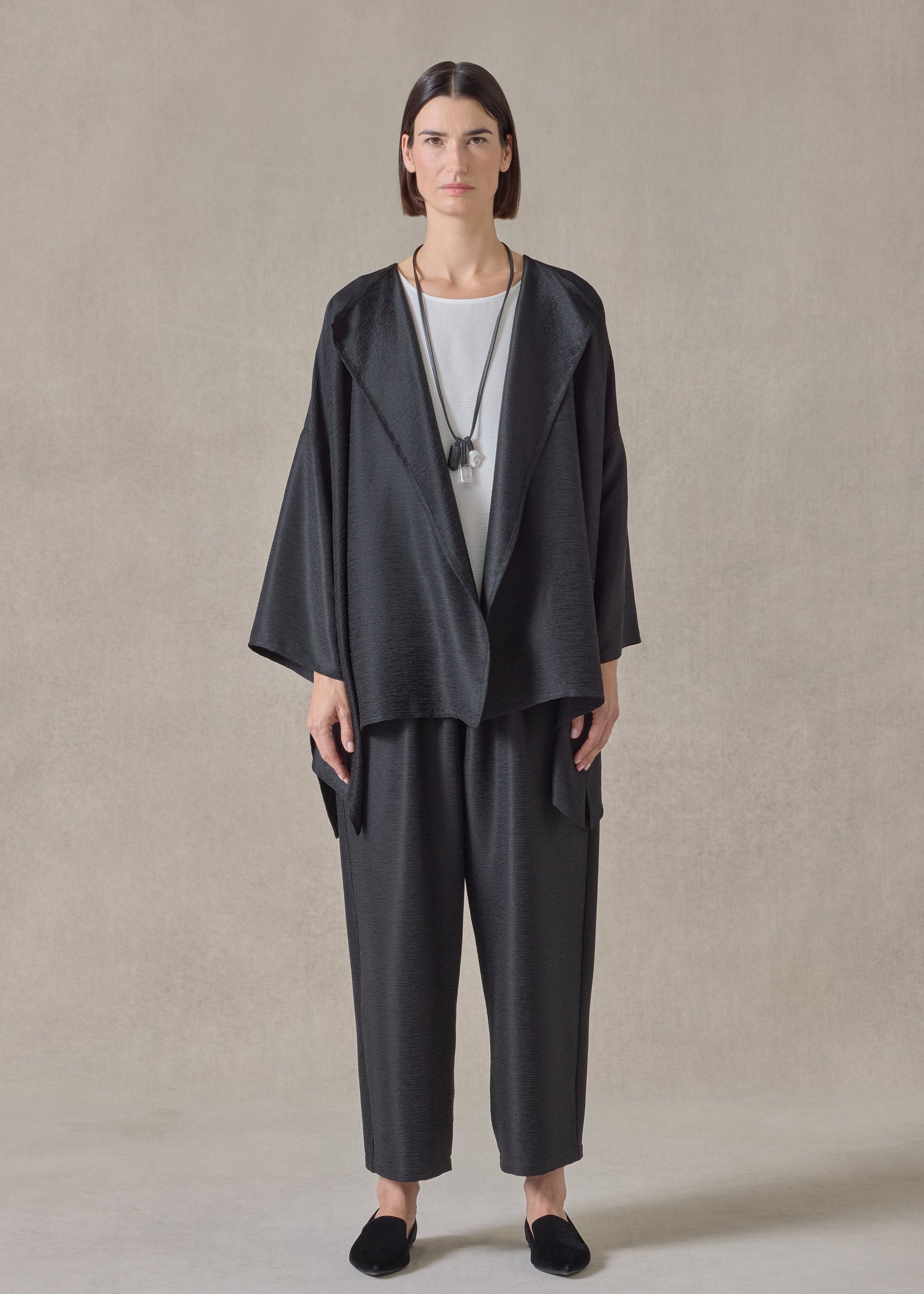 midweight silk plissé jacket coat - mid plus (black)