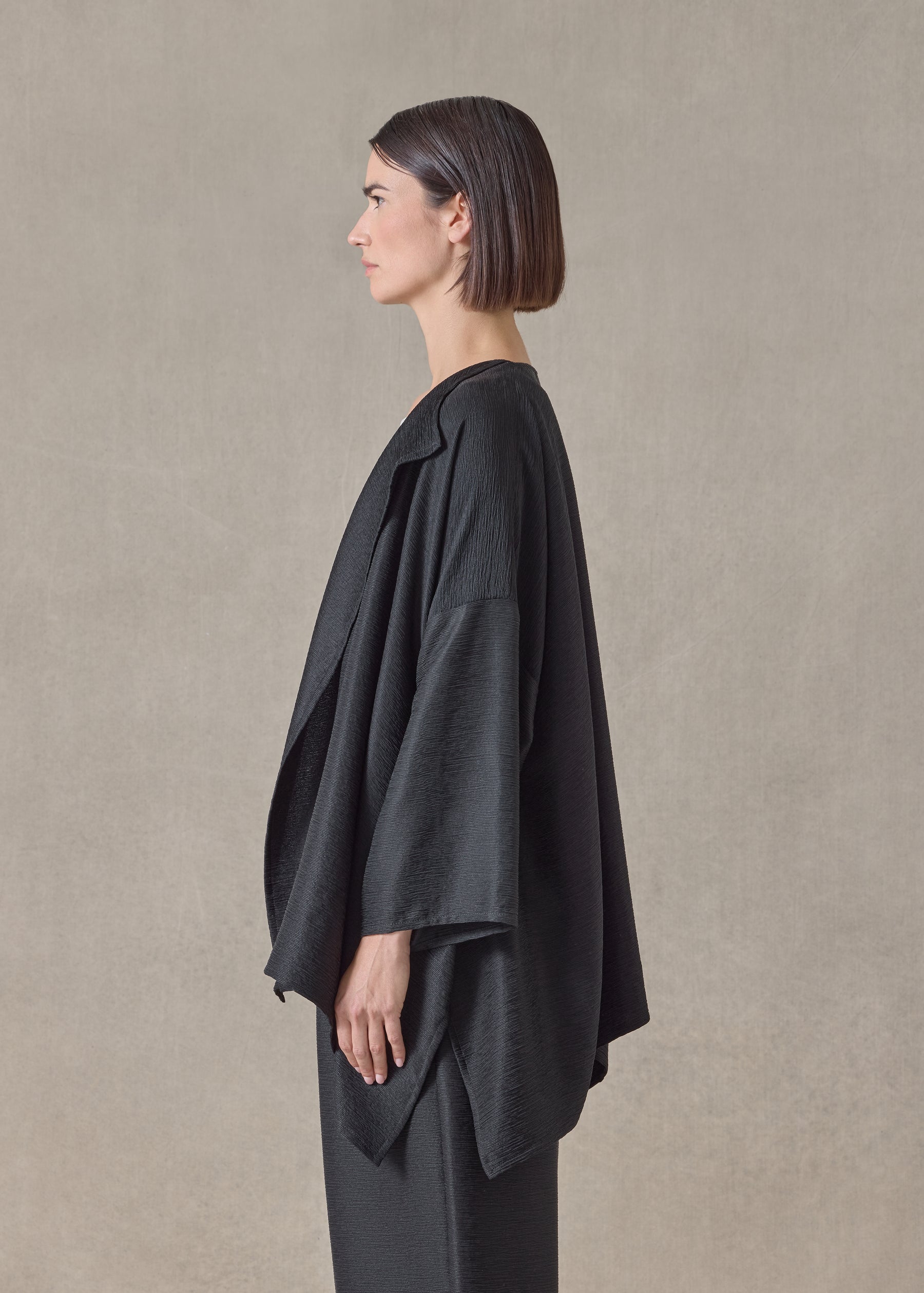 midweight silk plissé jacket coat - mid plus (black)