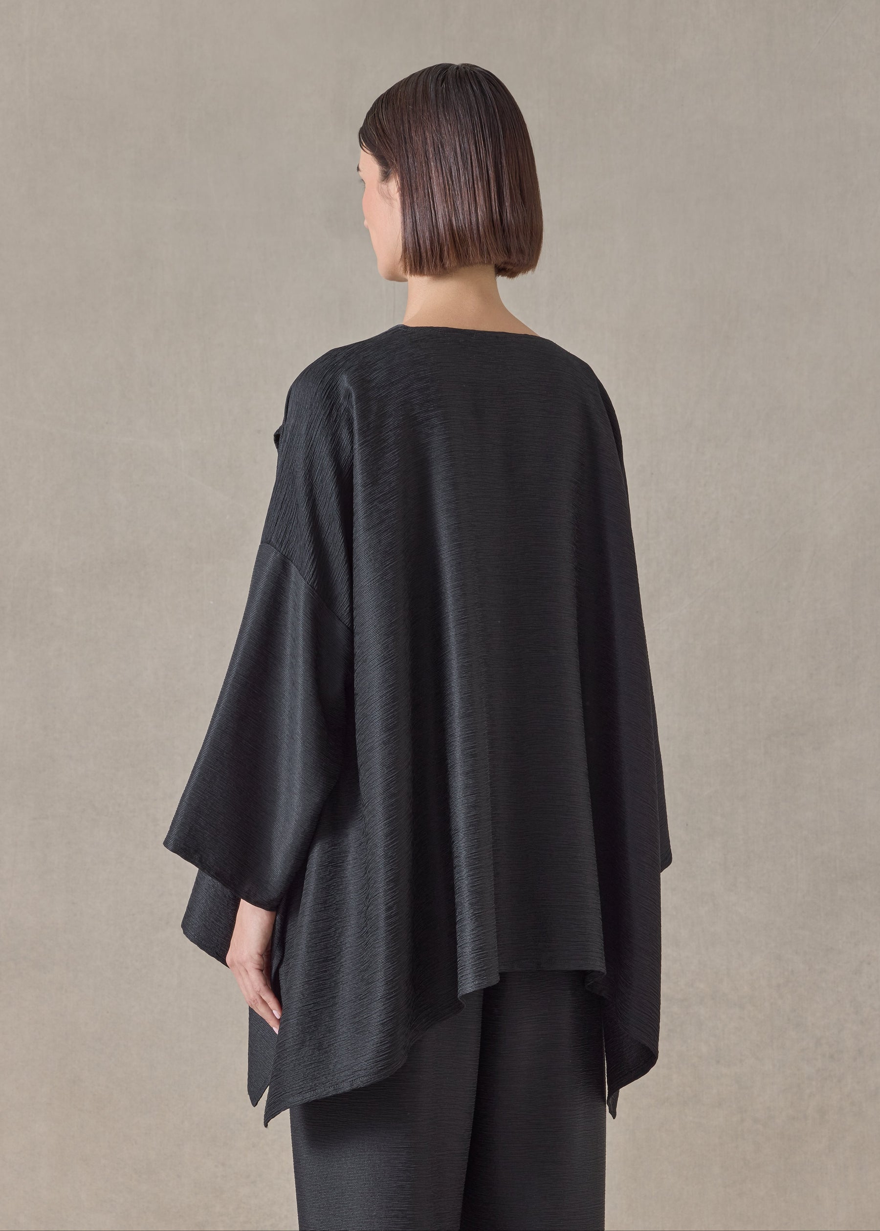 midweight silk plissé jacket coat - mid plus (black)