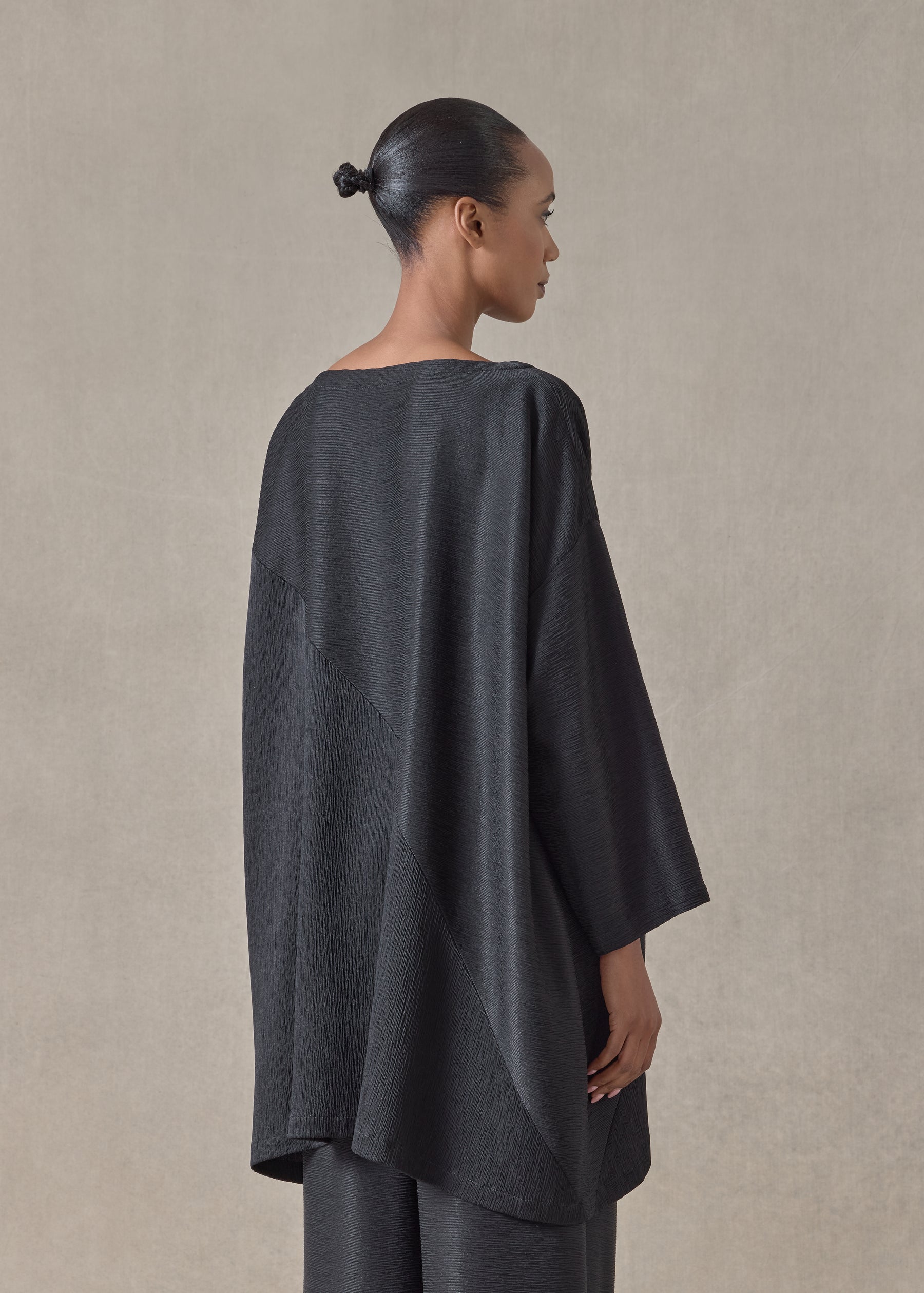 midweight silk plisse wide a-line scoop neck top - long plus (black)