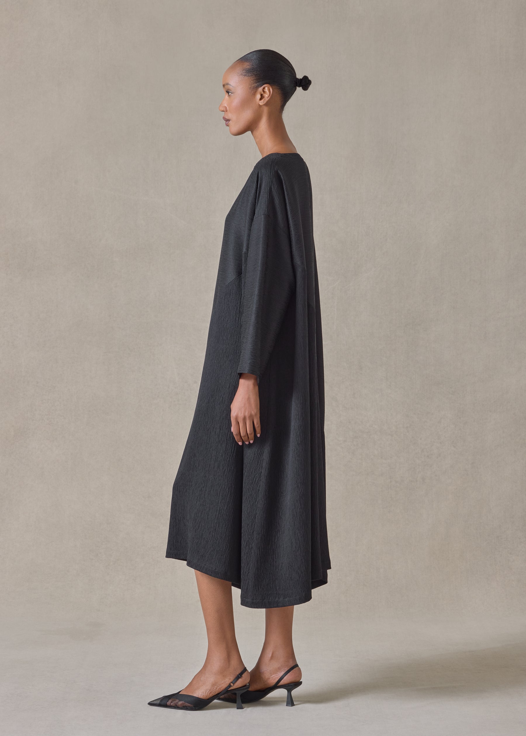 midweight silk plisse wide a-line scoop neck dress (black)