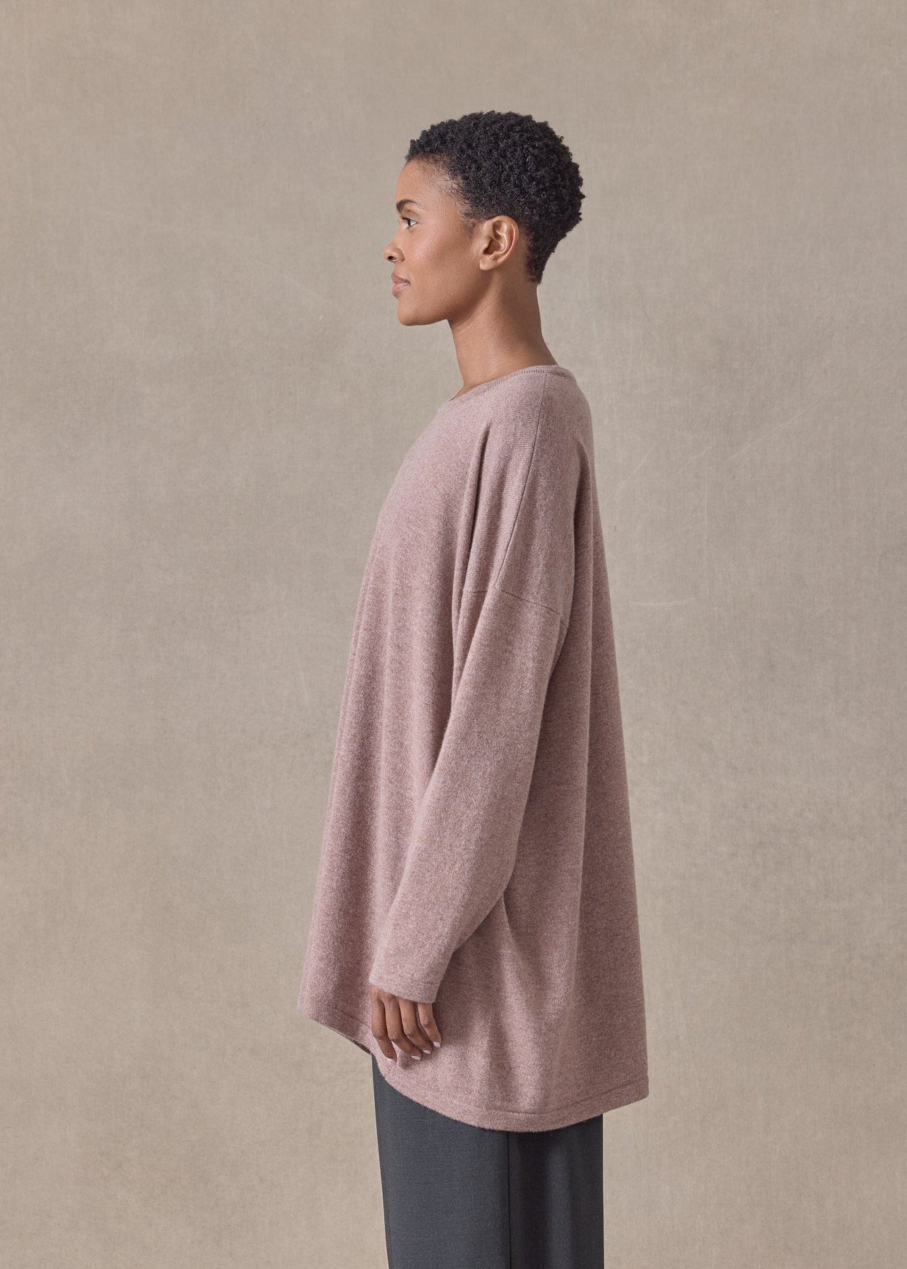 cashmere angle-to-front round neck - long (smokyquartz)