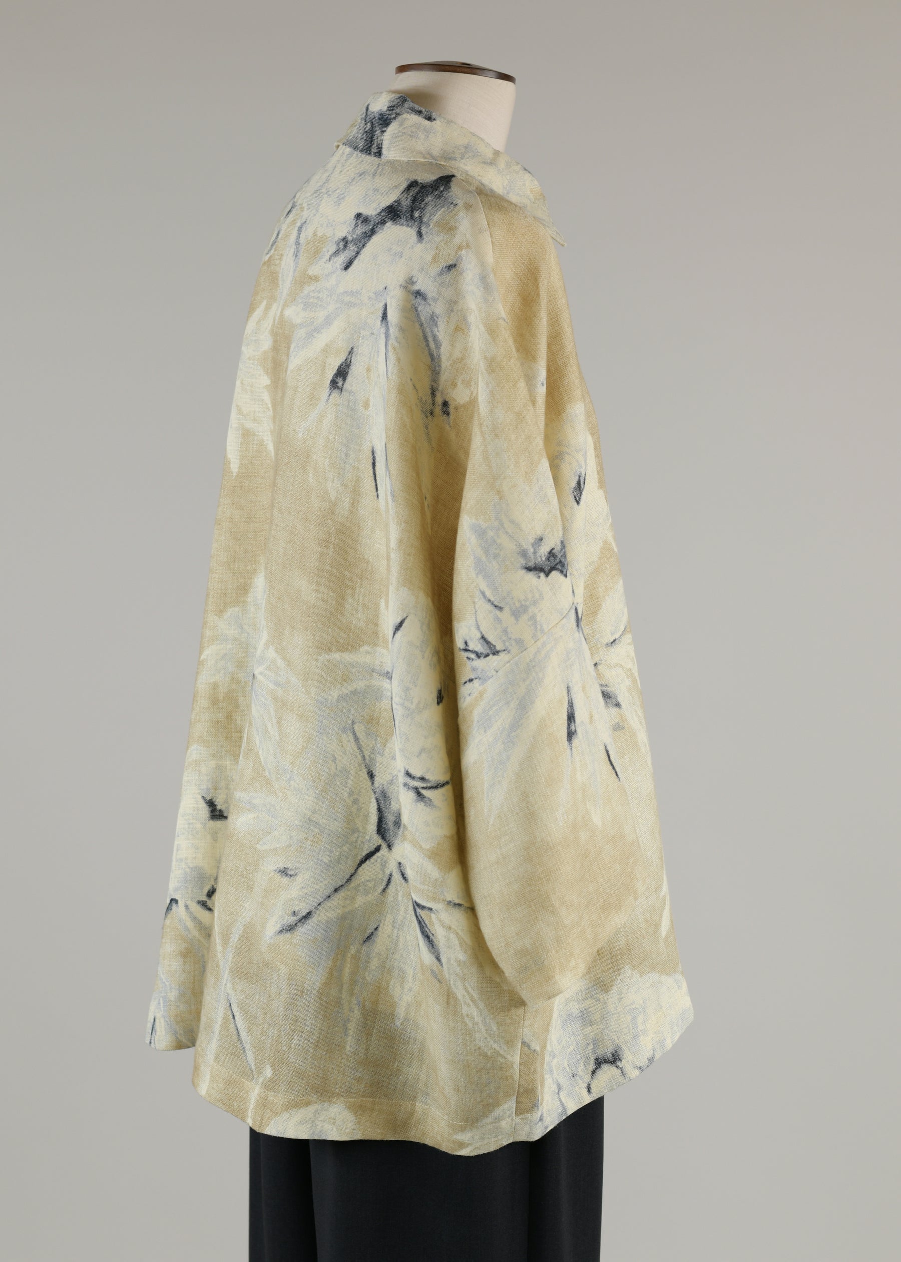 sloped shoulder jacket with collar - long