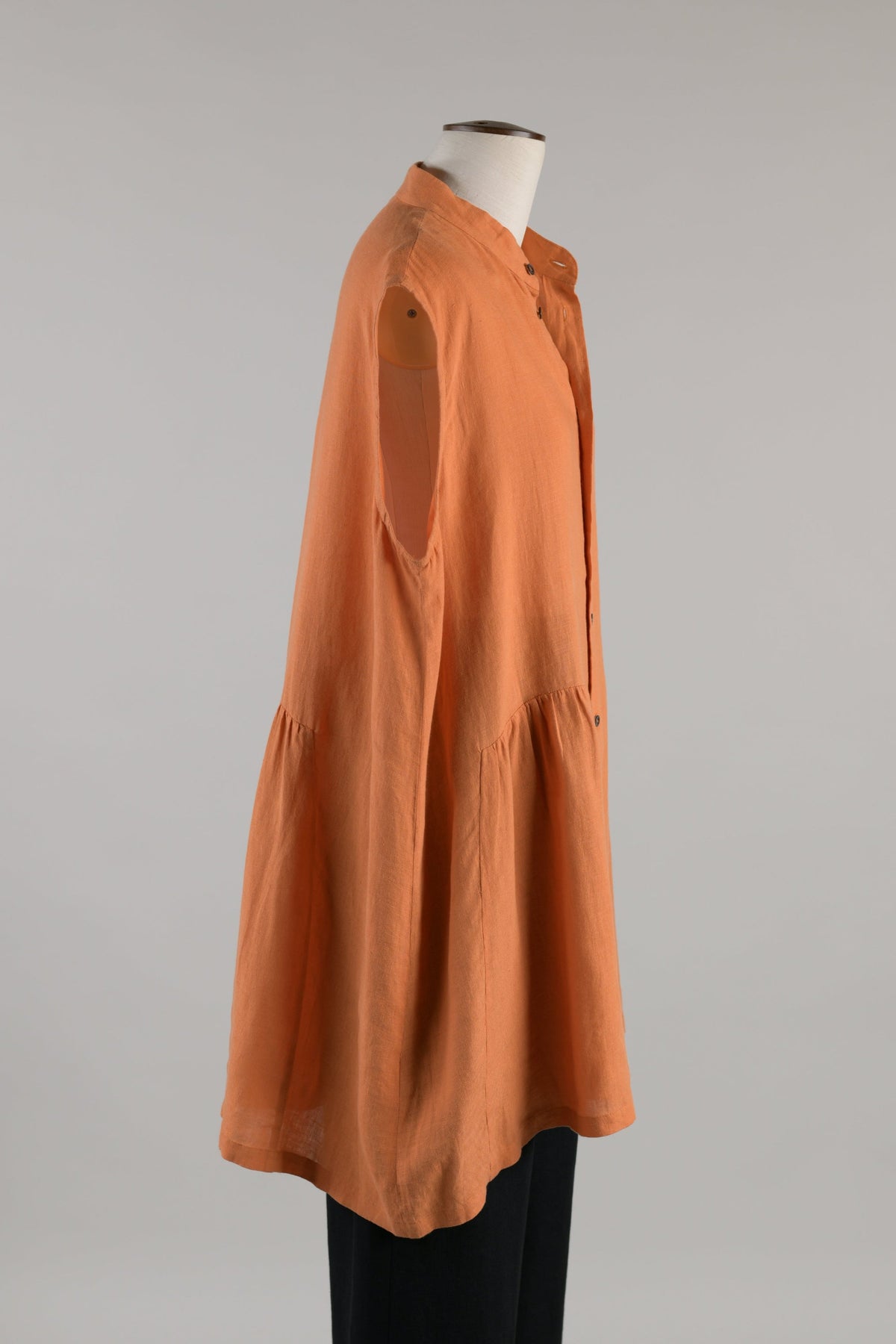 linen sleeveless shirt with pleated layer - long plus (saffron)