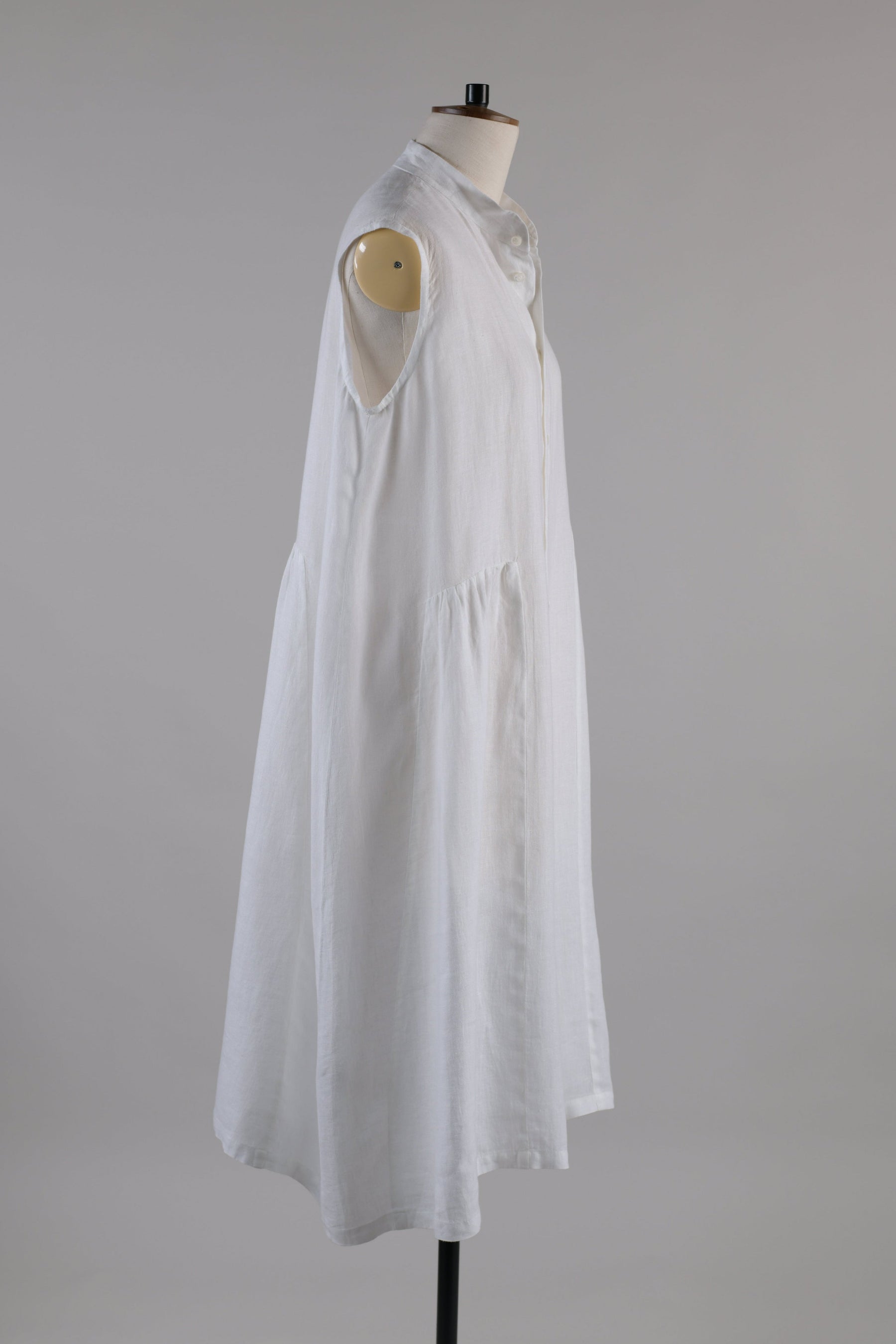linen sleeveless collarless shirt dress with pleated panels (white)