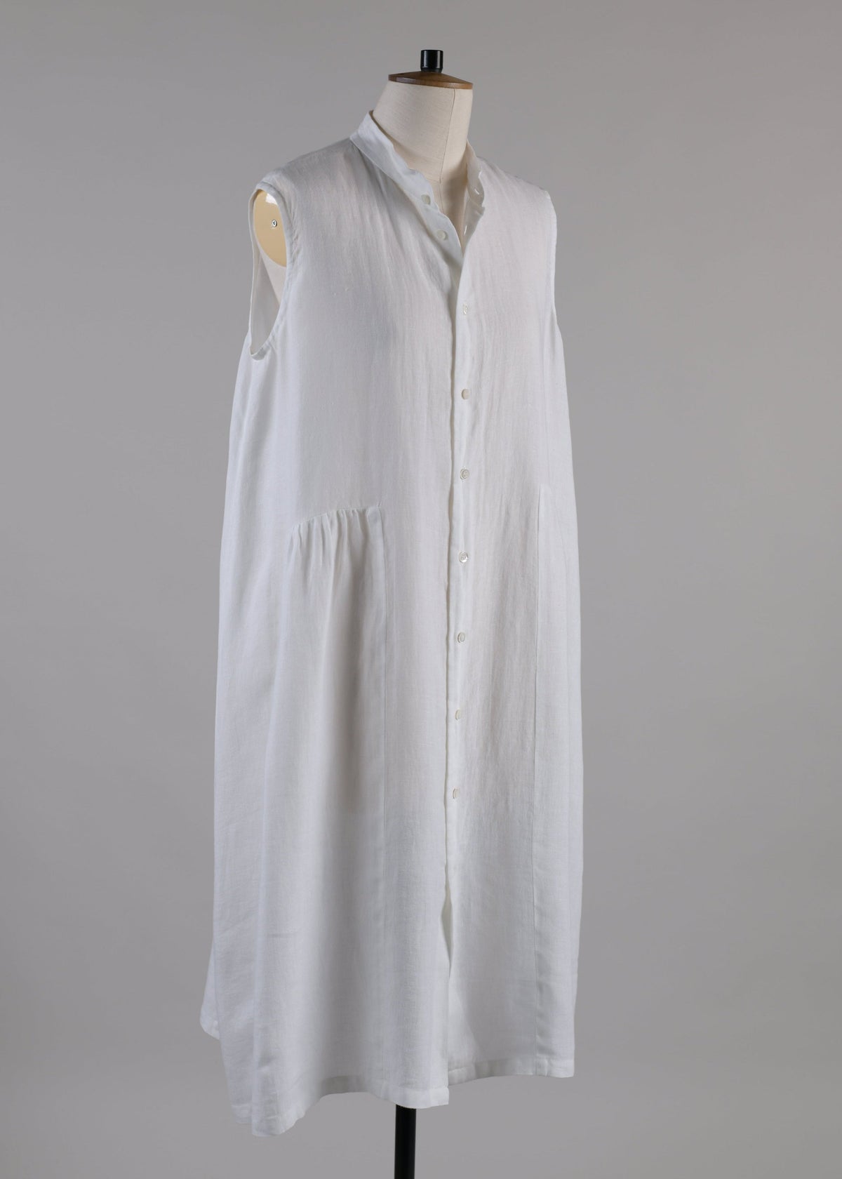 linen sleeveless collarless shirt dress with pleated panels (white)