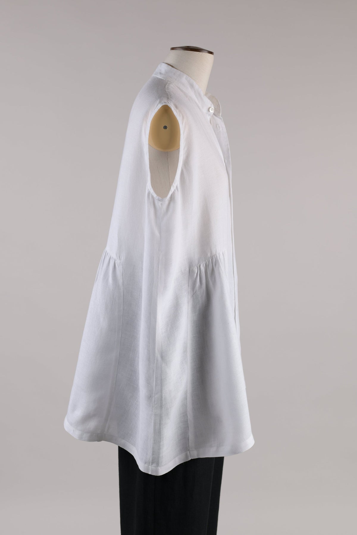 linen sleeveless shirt with pleated layer - long plus (white)