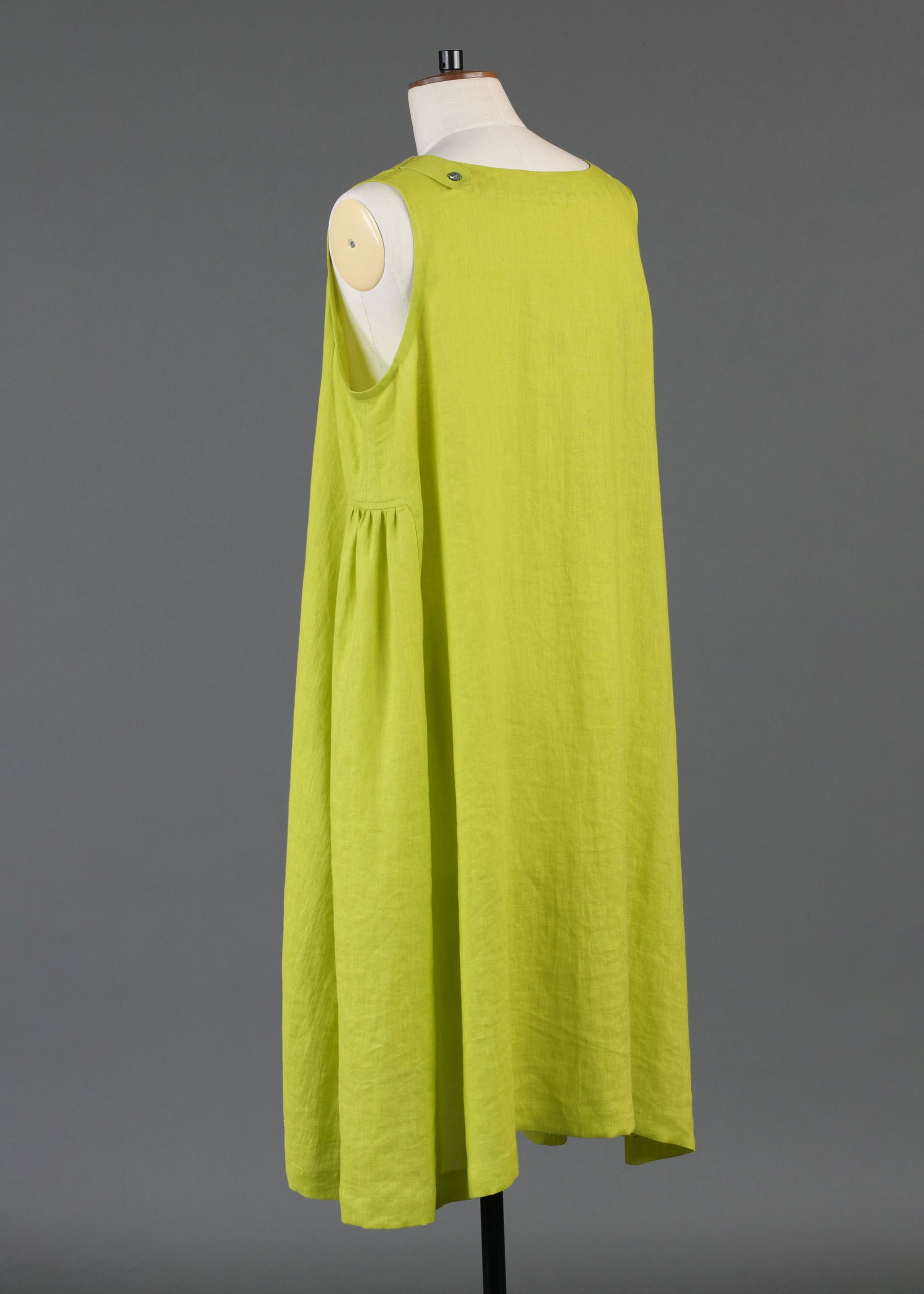linen 3/4 length side pleated sleeveless dress in greenlemon