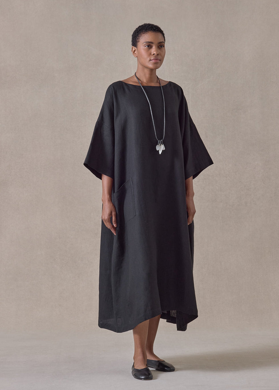 linen angle-to-front side seam scoop neck t-shirt dress (black)