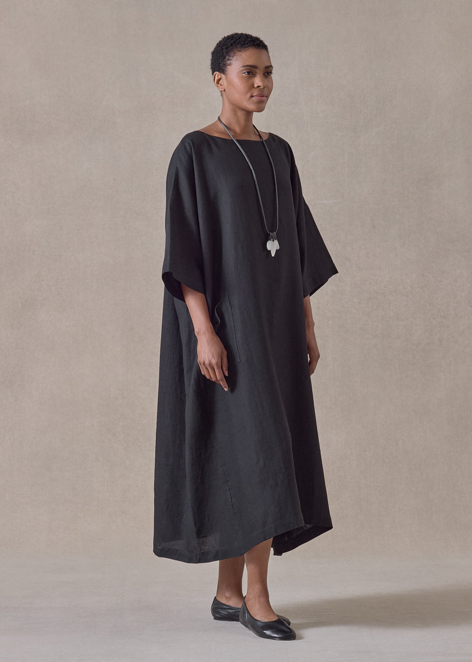 linen angle-to-front side seam scoop neck t-shirt dress (black)