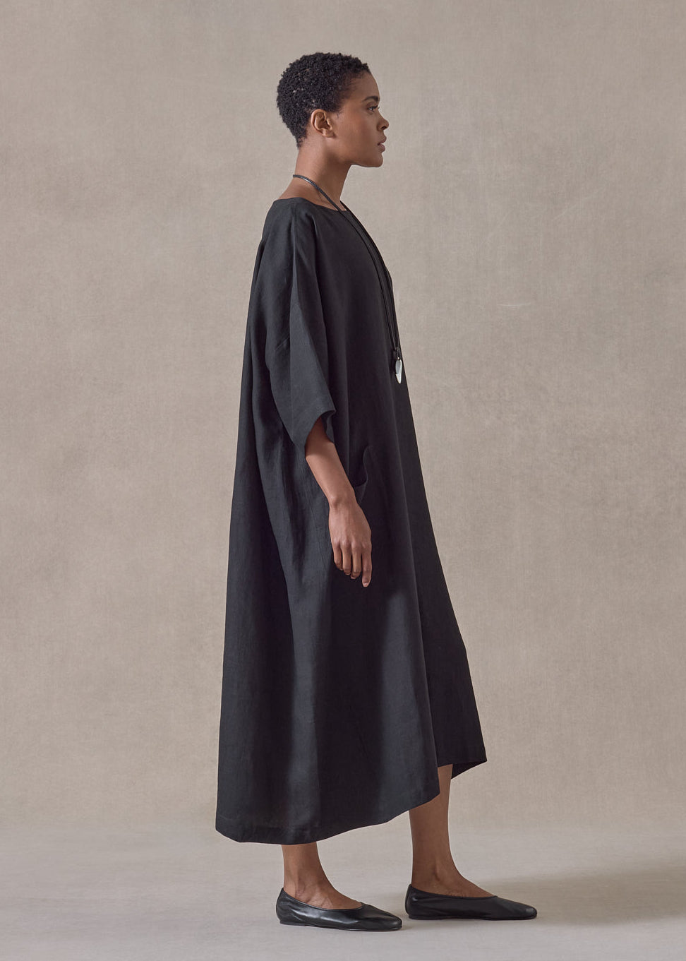 linen angle-to-front side seam scoop neck t-shirt dress (black)