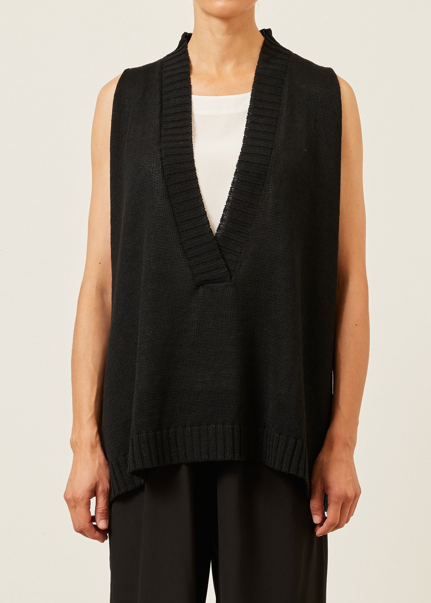 linen sleeveless a-line V neck sweater - mid plus (black)