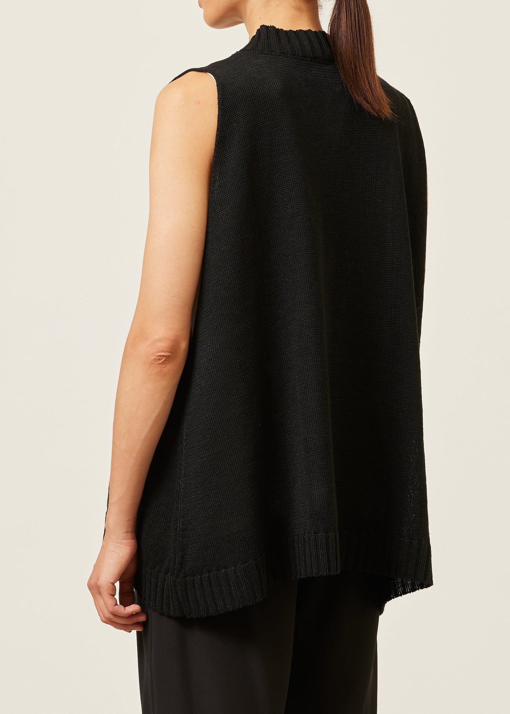 linen sleeveless a-line V neck sweater - mid plus (black)