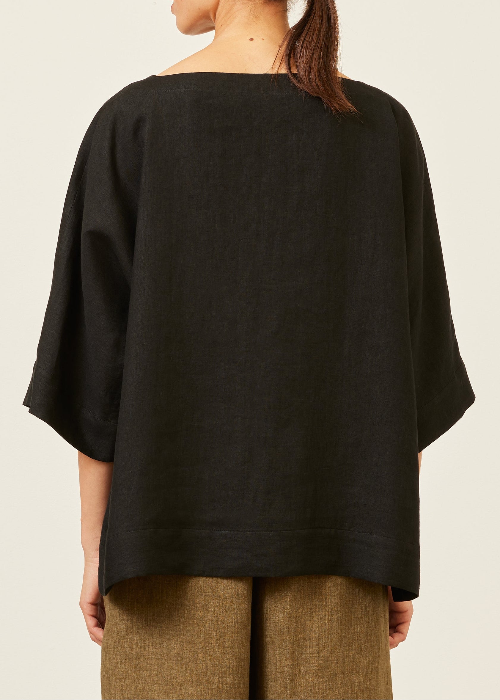 linen scoop neck 3/4 sleeve top with hembands - mid plus (black)