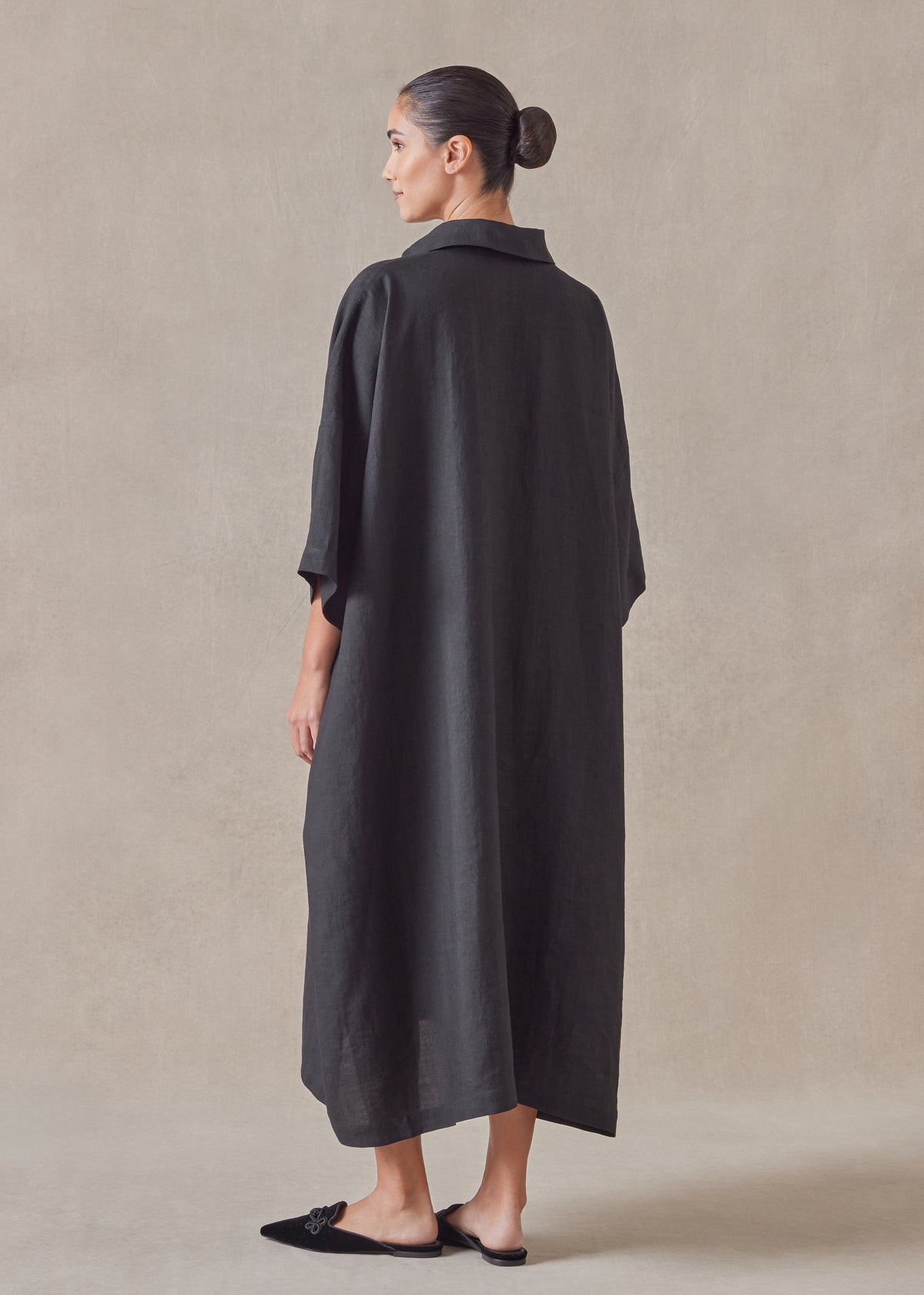 lightweight linen angle to front side seam short sleeve dress with collar (black)