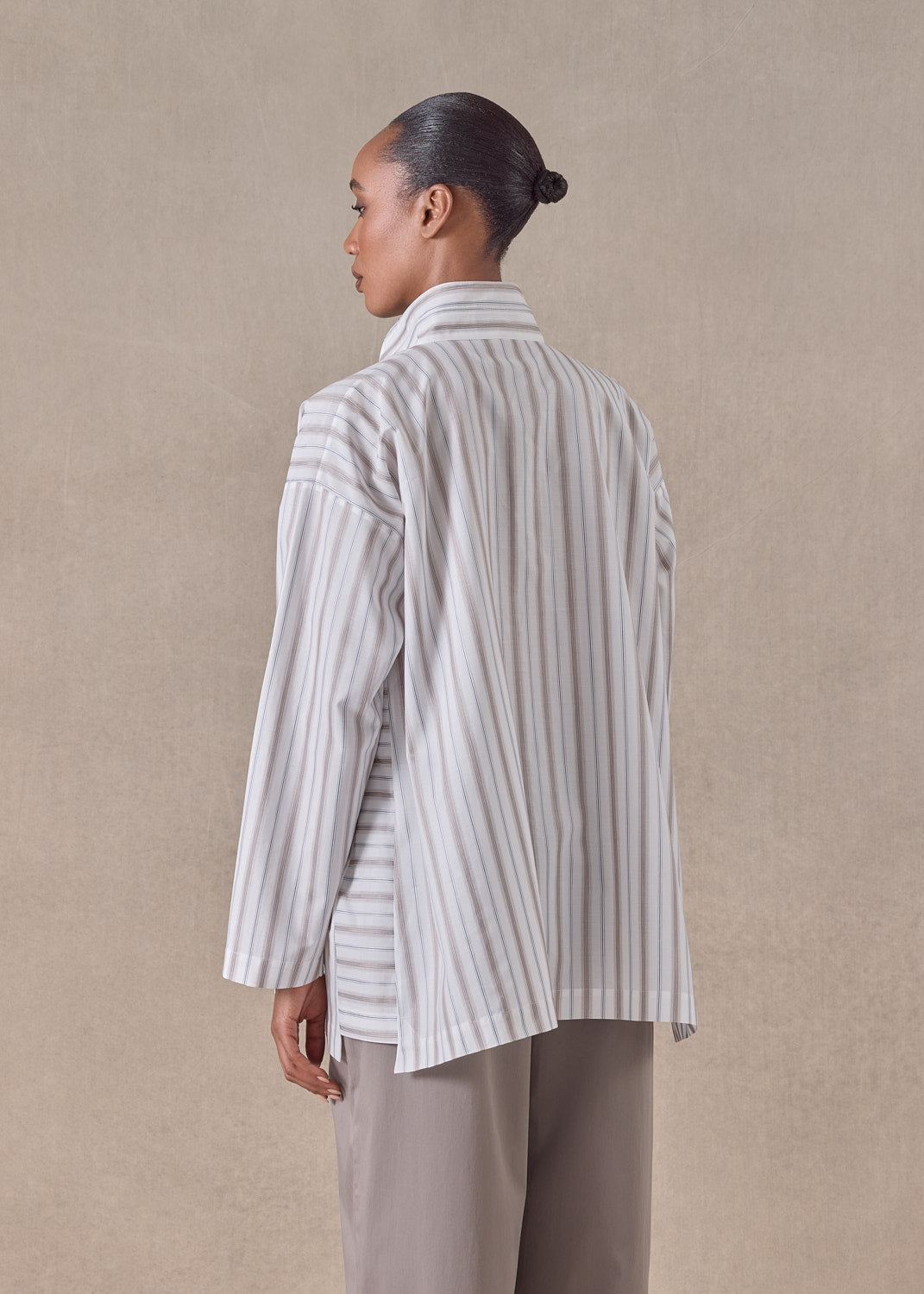 cotton slim a-line shirt with double stand collar and stepped insert - long (greyblue)