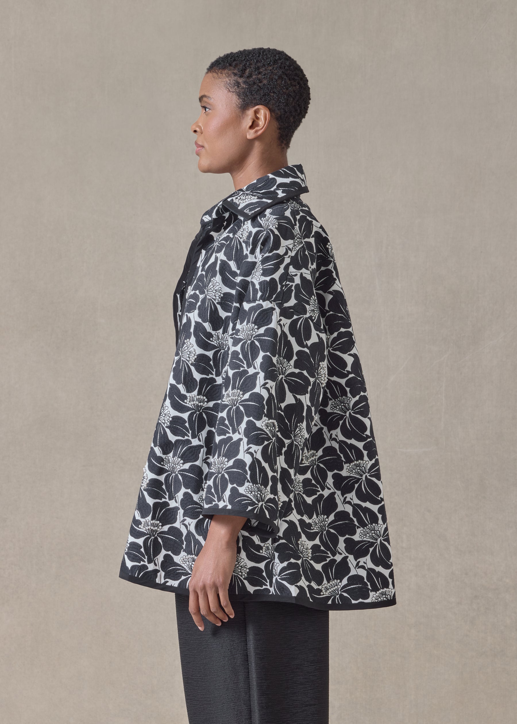 sloped shoulder wide a-line open jacket with collar - long (black)