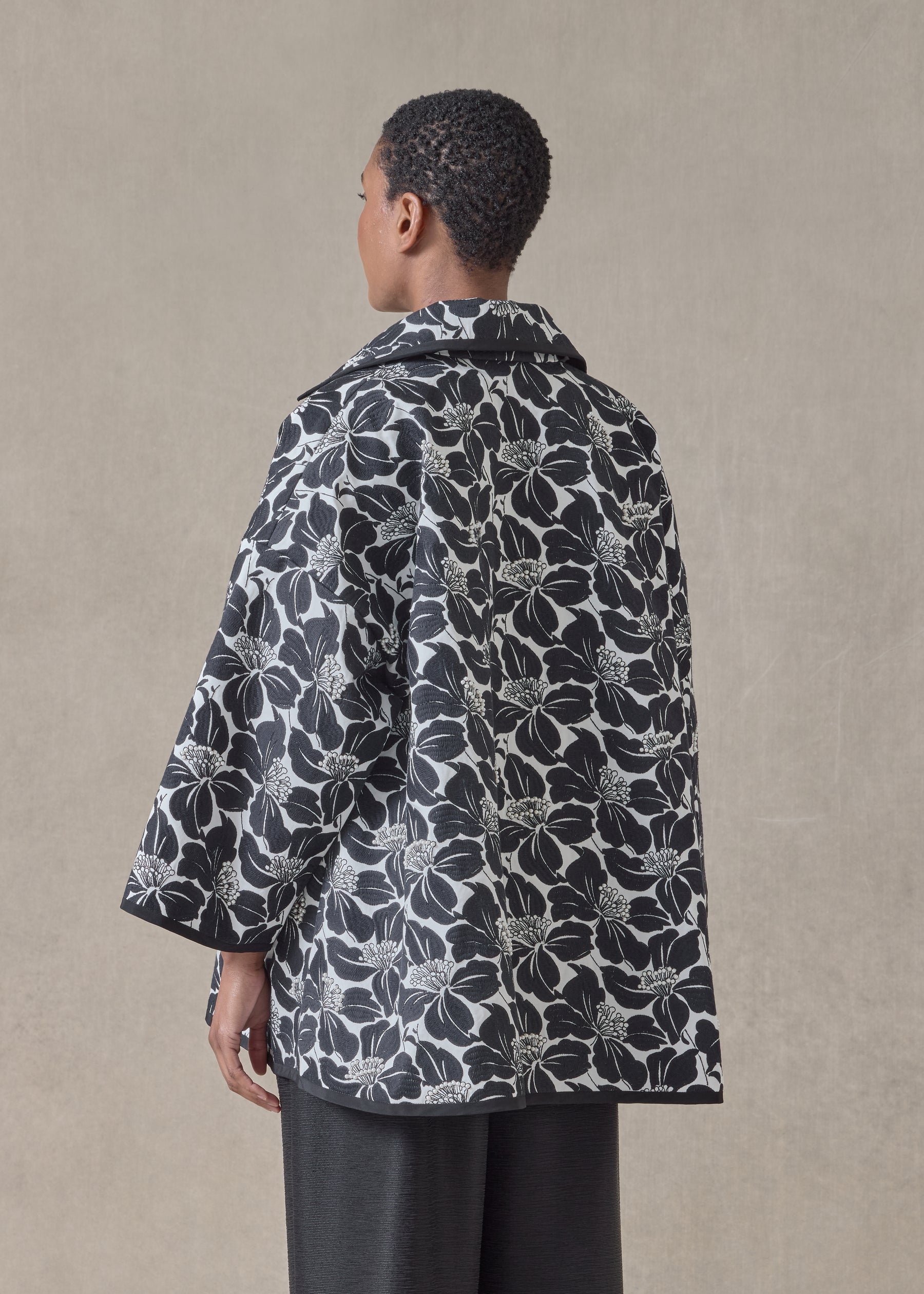 sloped shoulder wide a-line open jacket with collar - long (black)