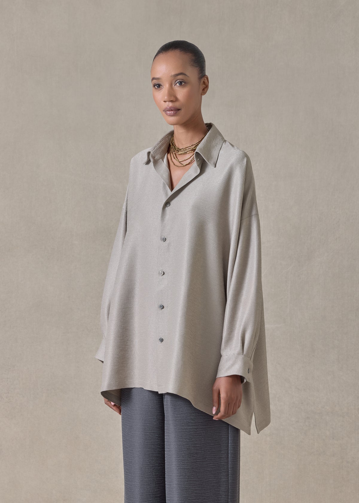 midweight silk plissé wide a-line shirt with collar - long (stone)