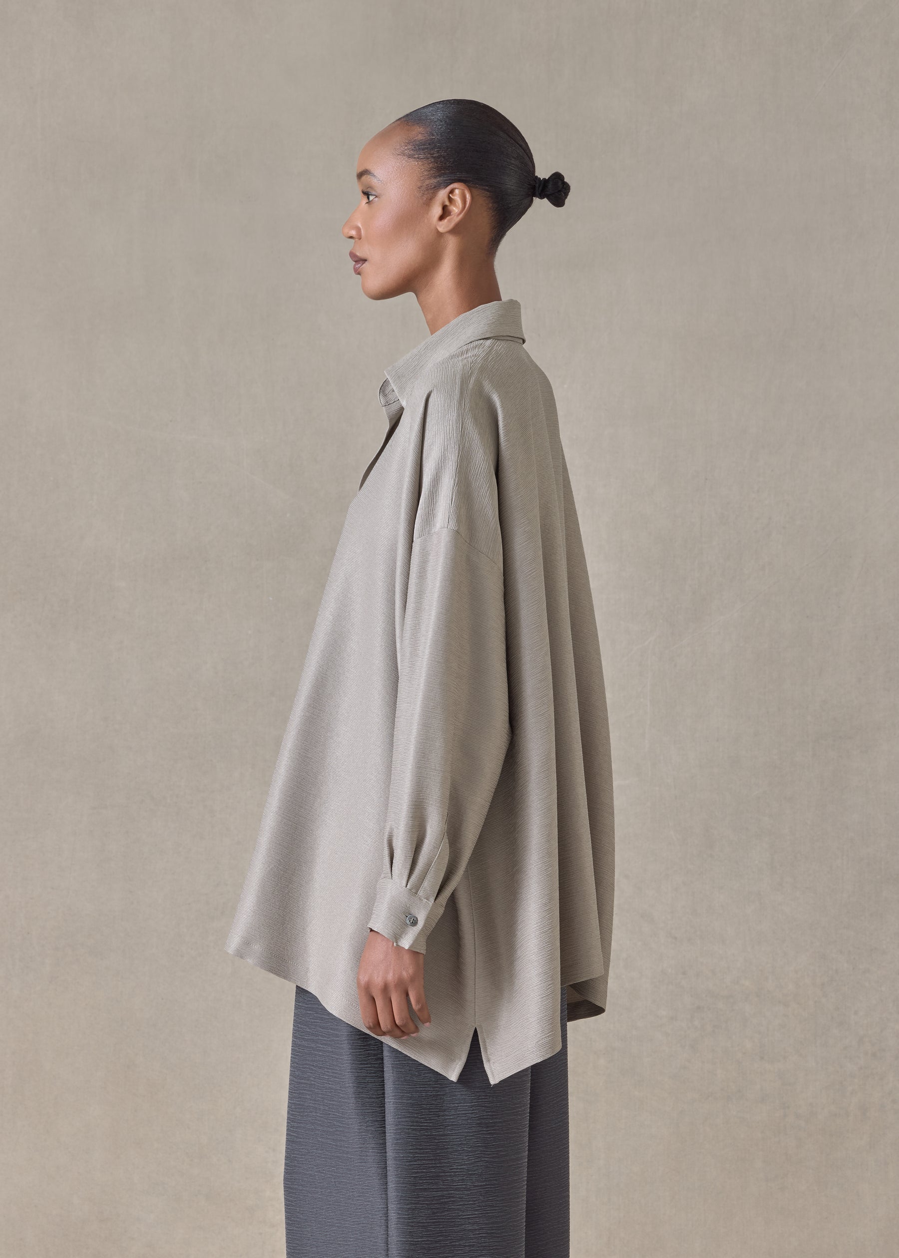 midweight silk plissé wide a-line shirt with collar - long (stone)