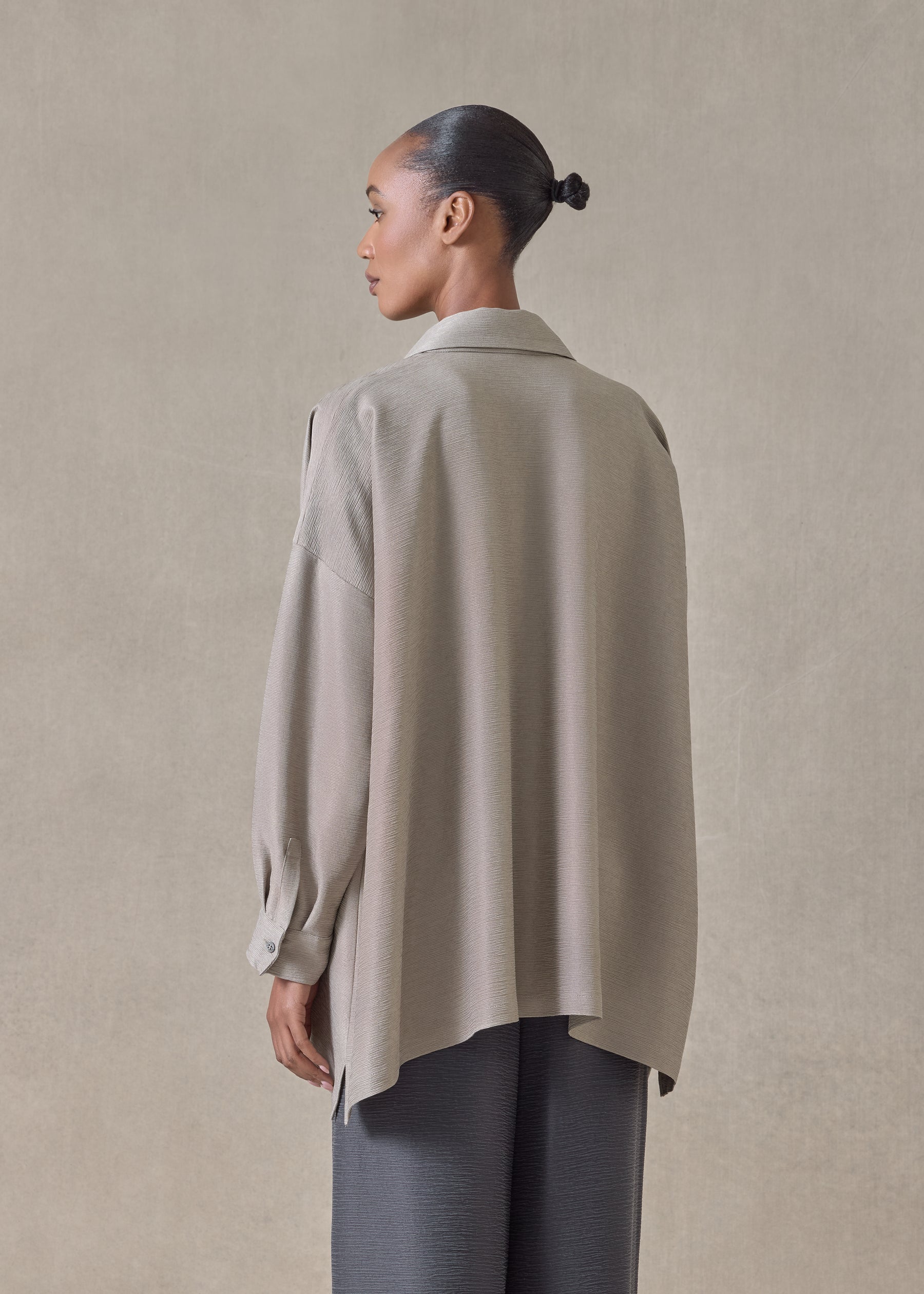 midweight silk plissé wide a-line shirt with collar - long (stone)
