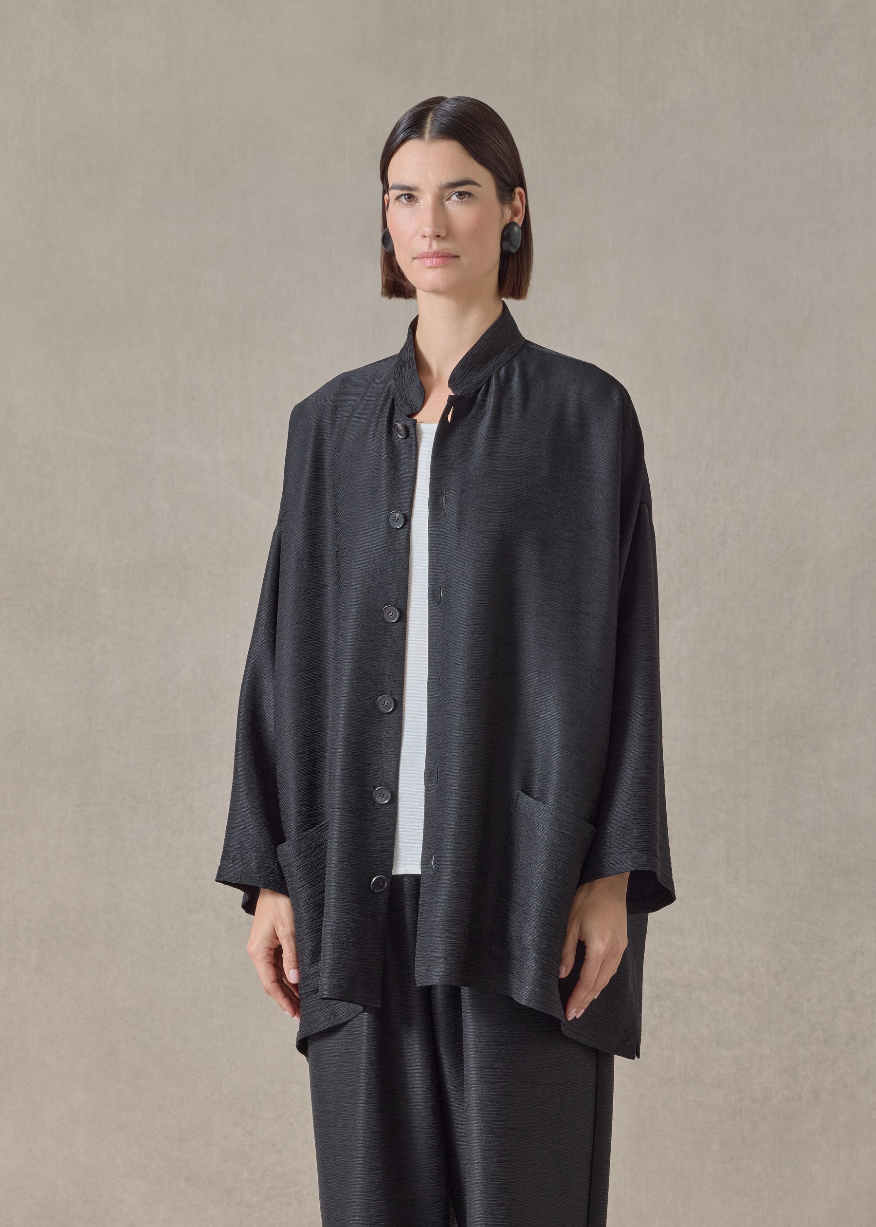 midweight silk plissé wide a-line mandarin jacket - long (black)