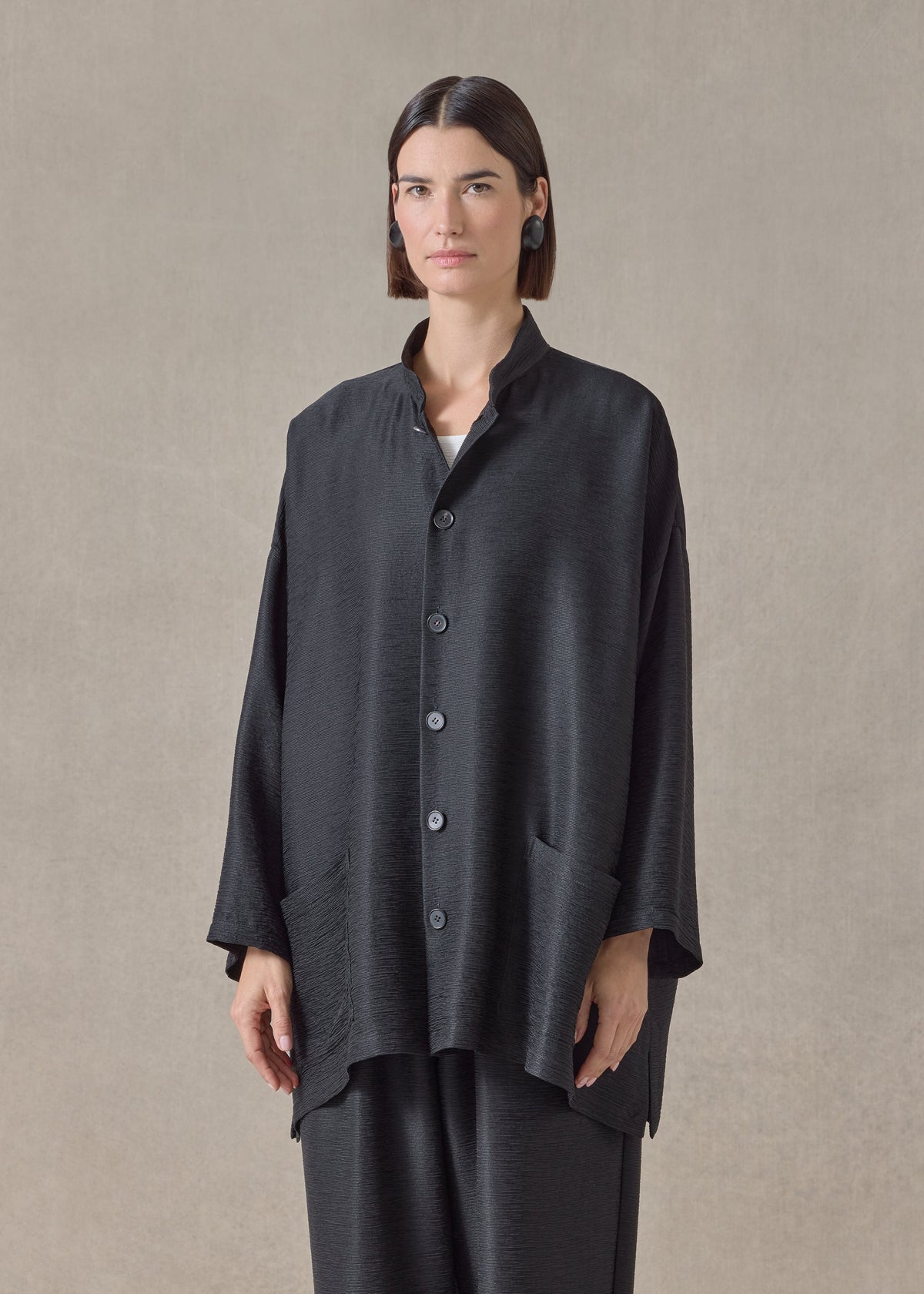 midweight silk plissé wide a-line mandarin jacket - long (black)