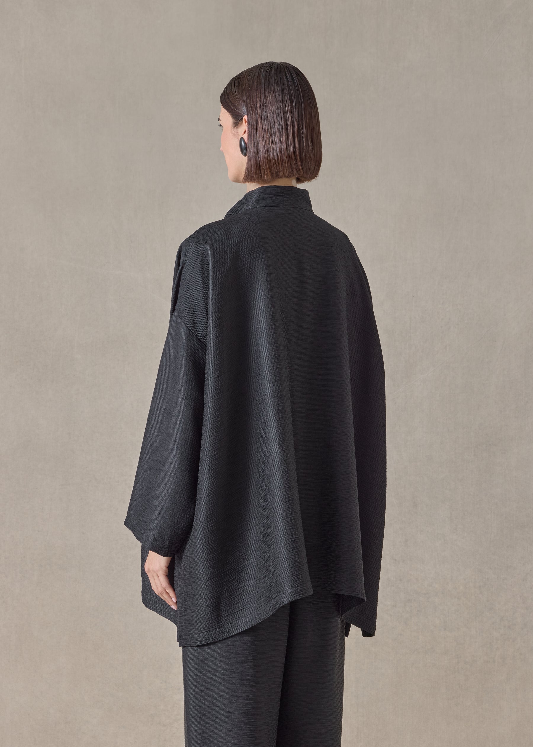midweight silk plissé wide a-line mandarin jacket - long (black)