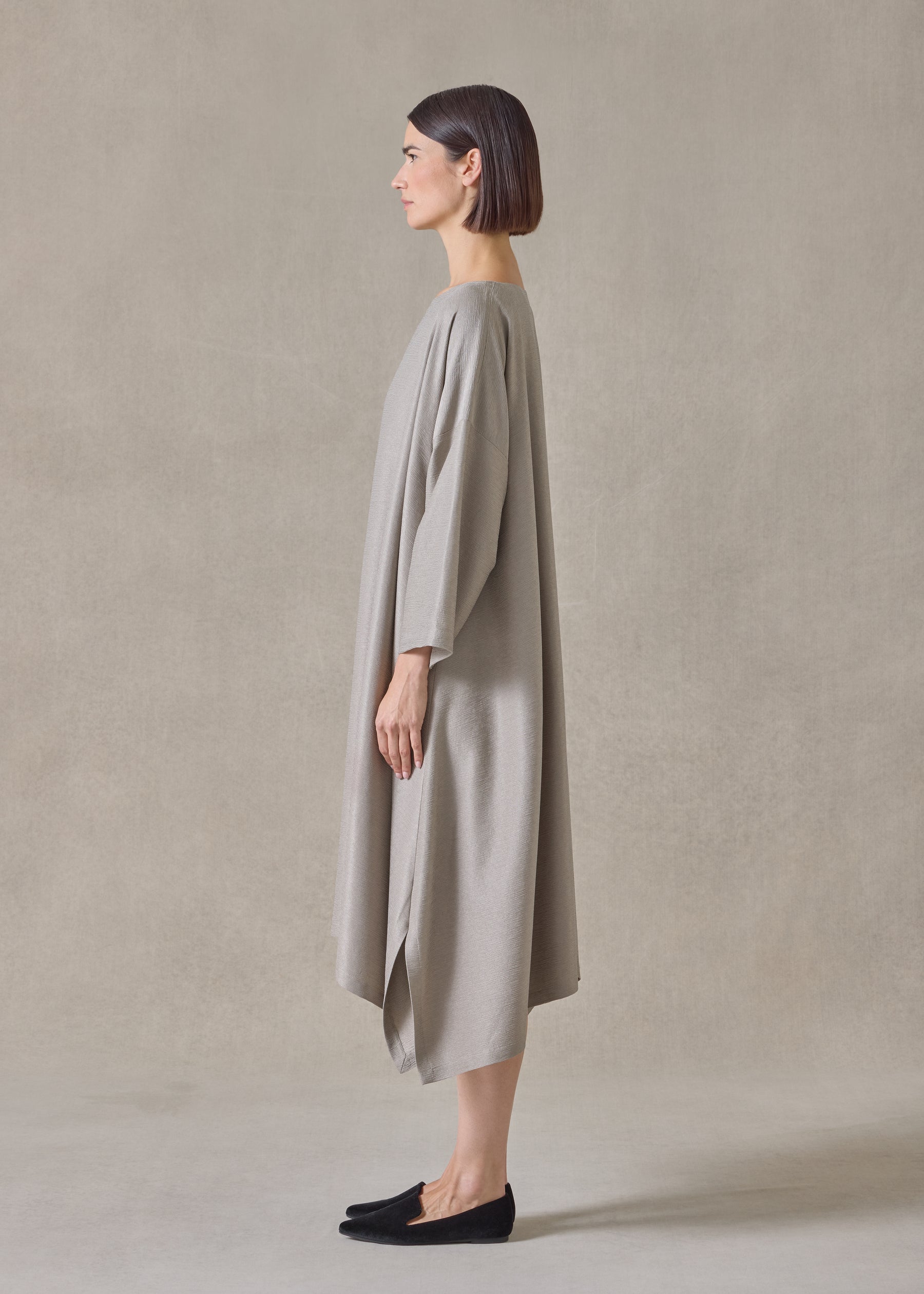 midweight silk plissé scoop neck dress (stone)
